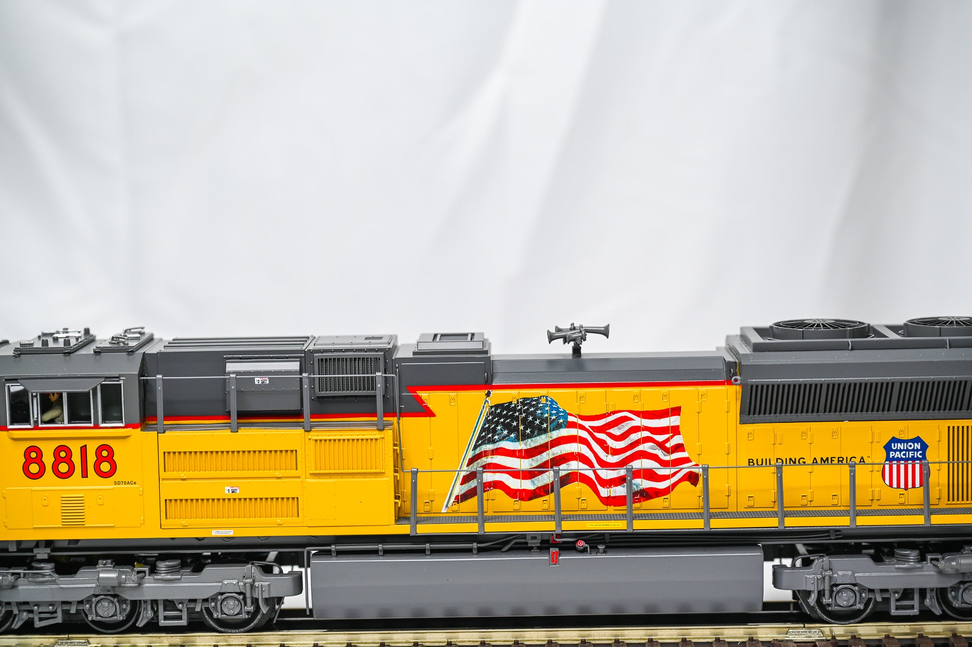 Atlas Union Pacific SD70ACe #8818 w/ PTC + 60’ Hi-Cube Berwick Boxcar Bundle | O Scale