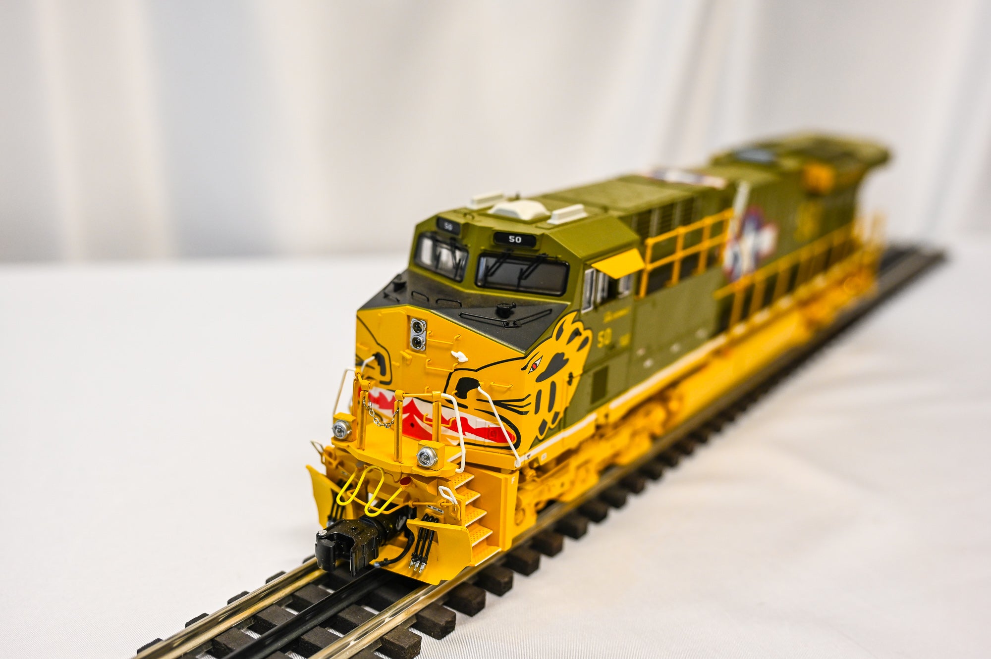 Lionel 2333750 – TW Exclusive Flying Tiger ES44AC #50 | LEGACY | O Scale