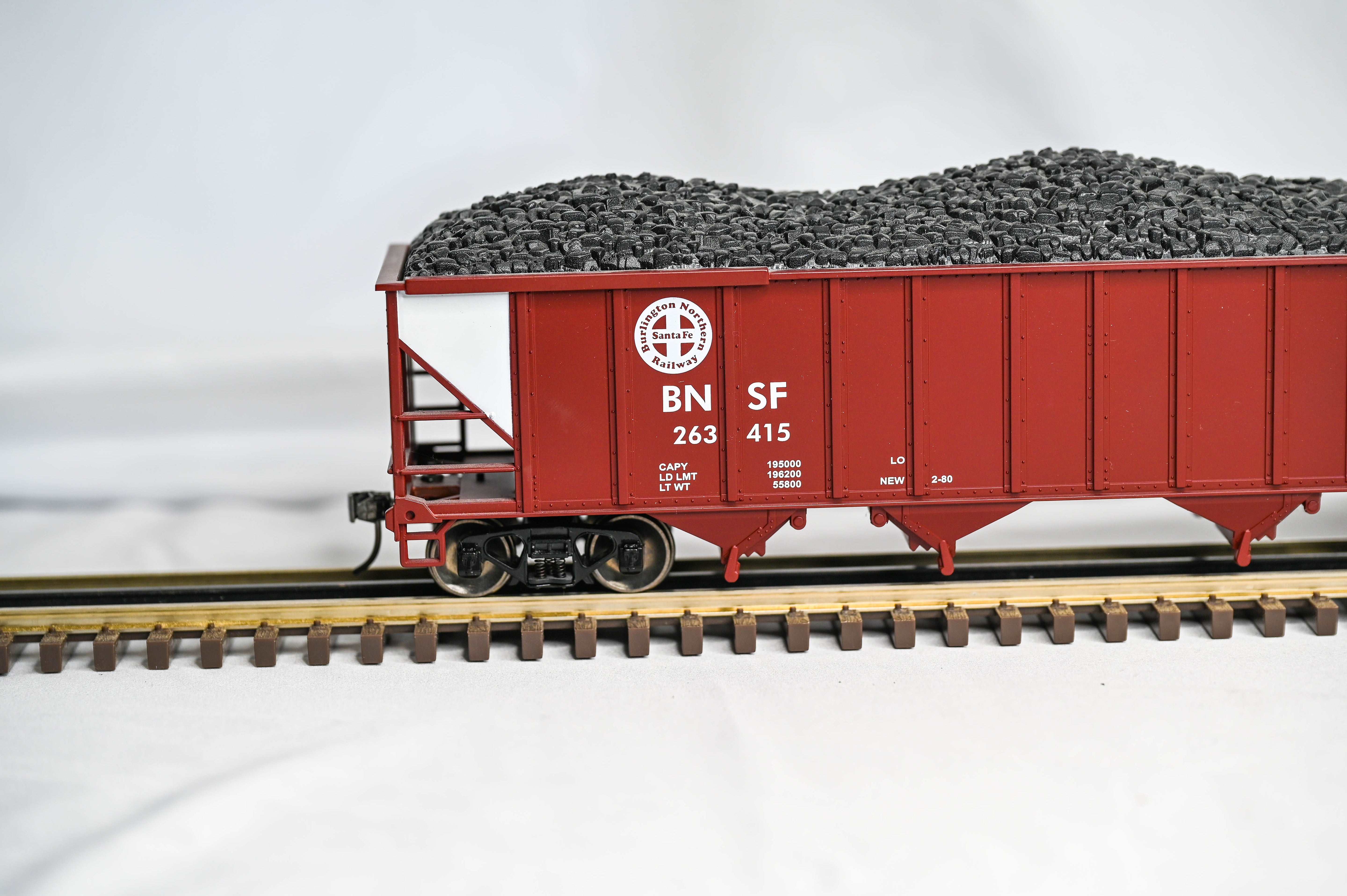 MTH Premier 4-Bay Hopper BNSF w/ Coal Load | 2 Rail | O Scale