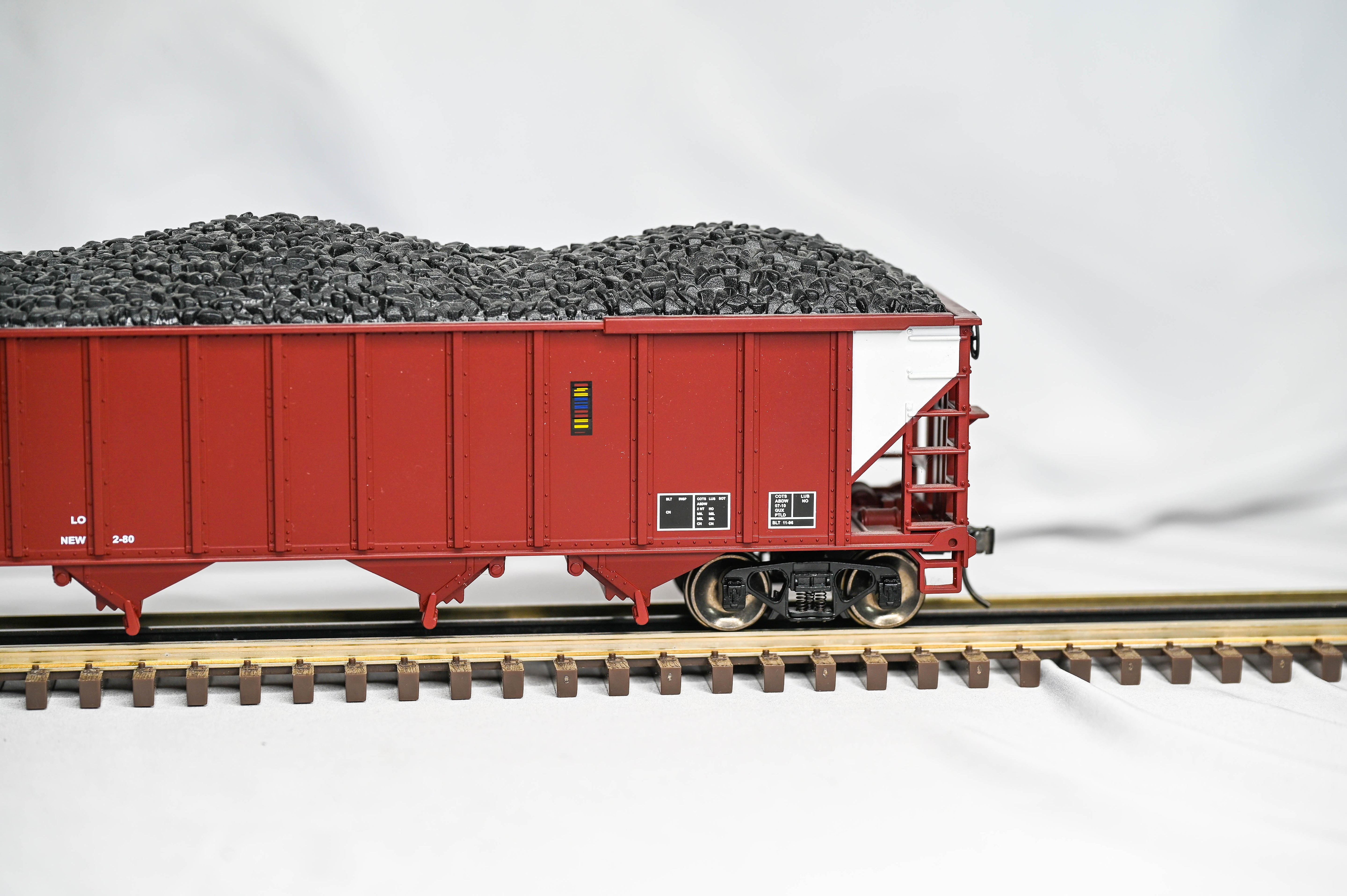 MTH Premier 4-Bay Hopper BNSF w/ Coal Load | 2 Rail | O Scale
