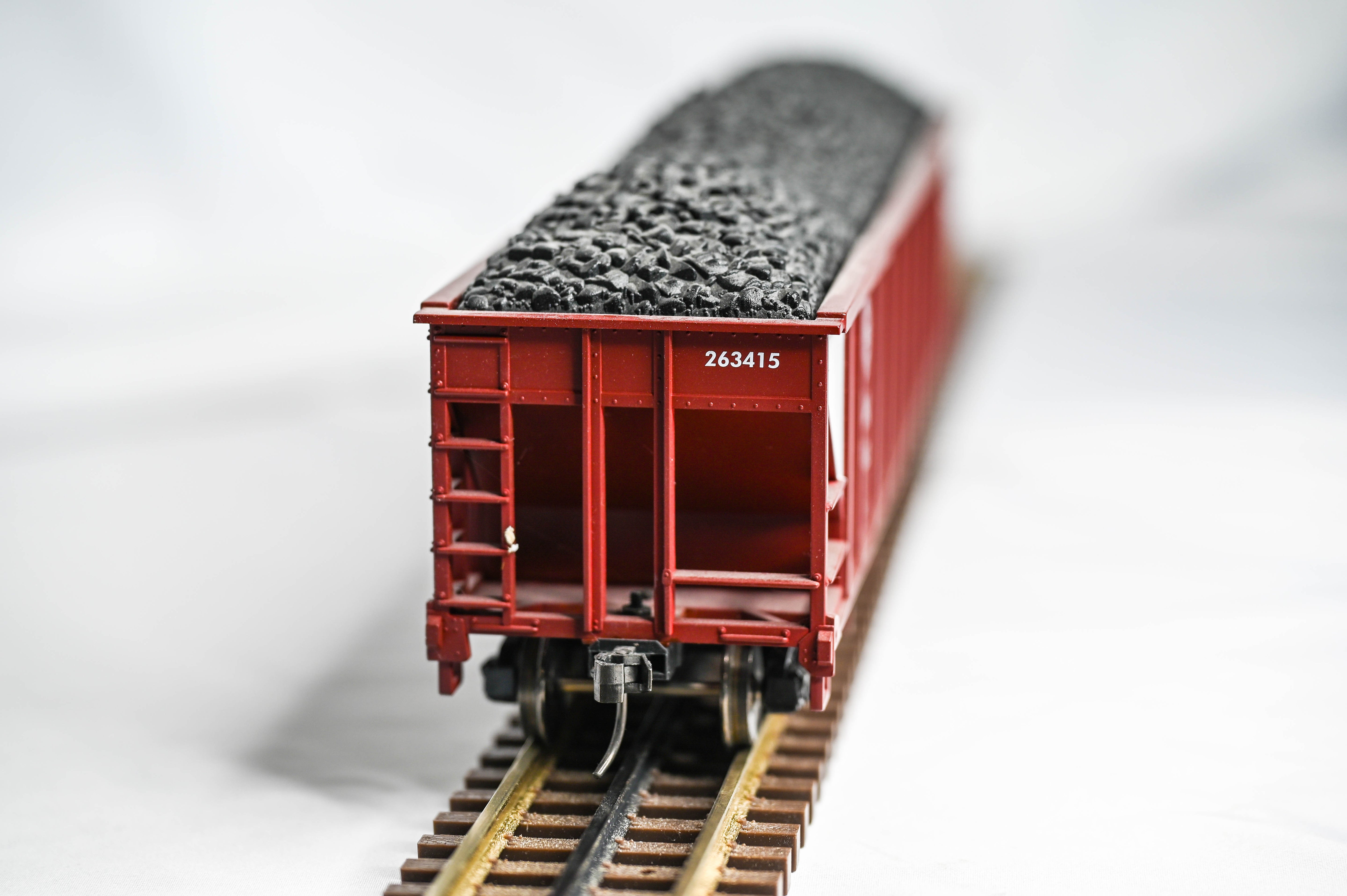 MTH Premier 4-Bay Hopper BNSF w/ Coal Load | 2 Rail | O Scale