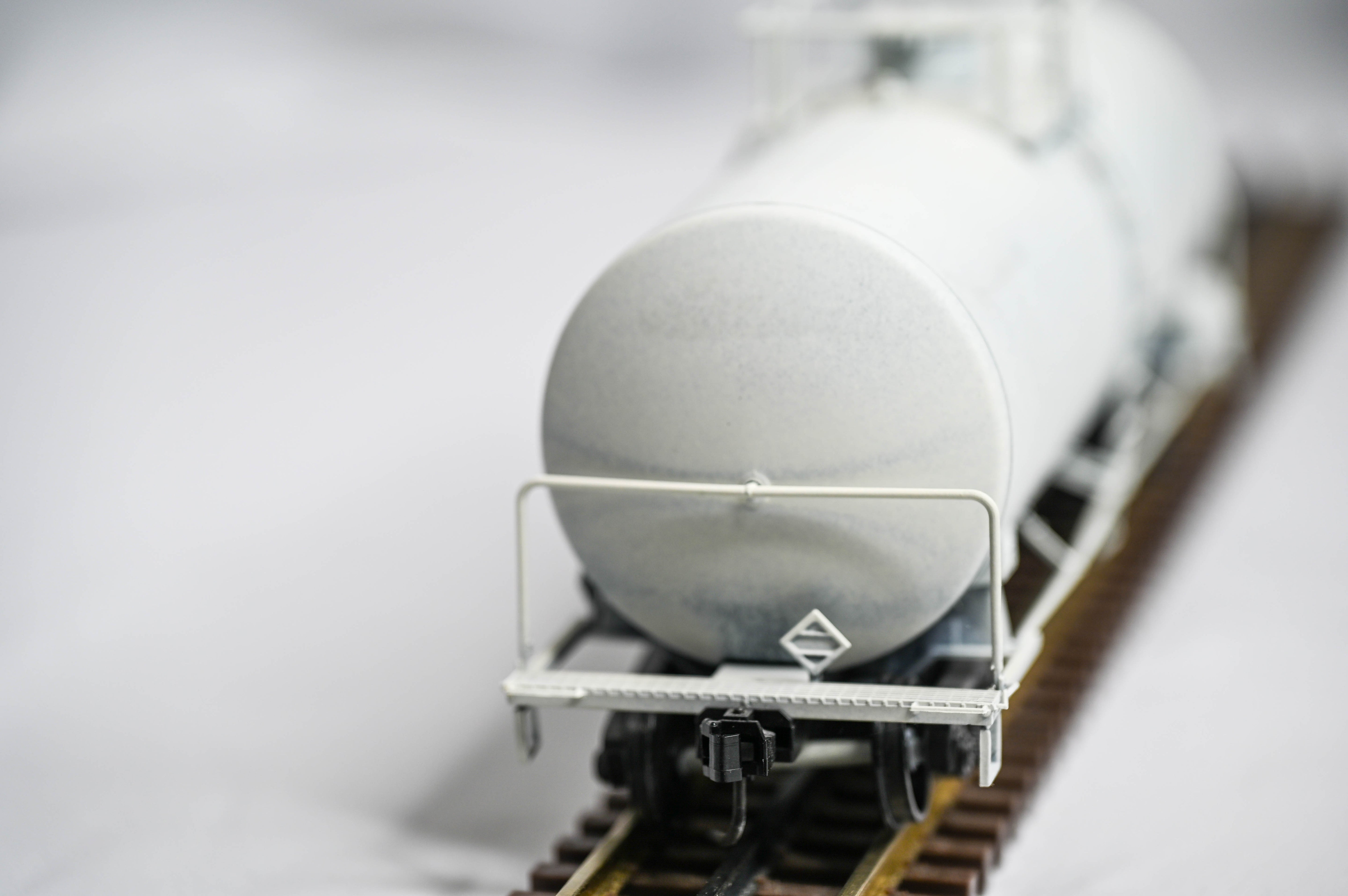 Weaver Undecorated 40' Tank Car | 2-Rail | O Scale