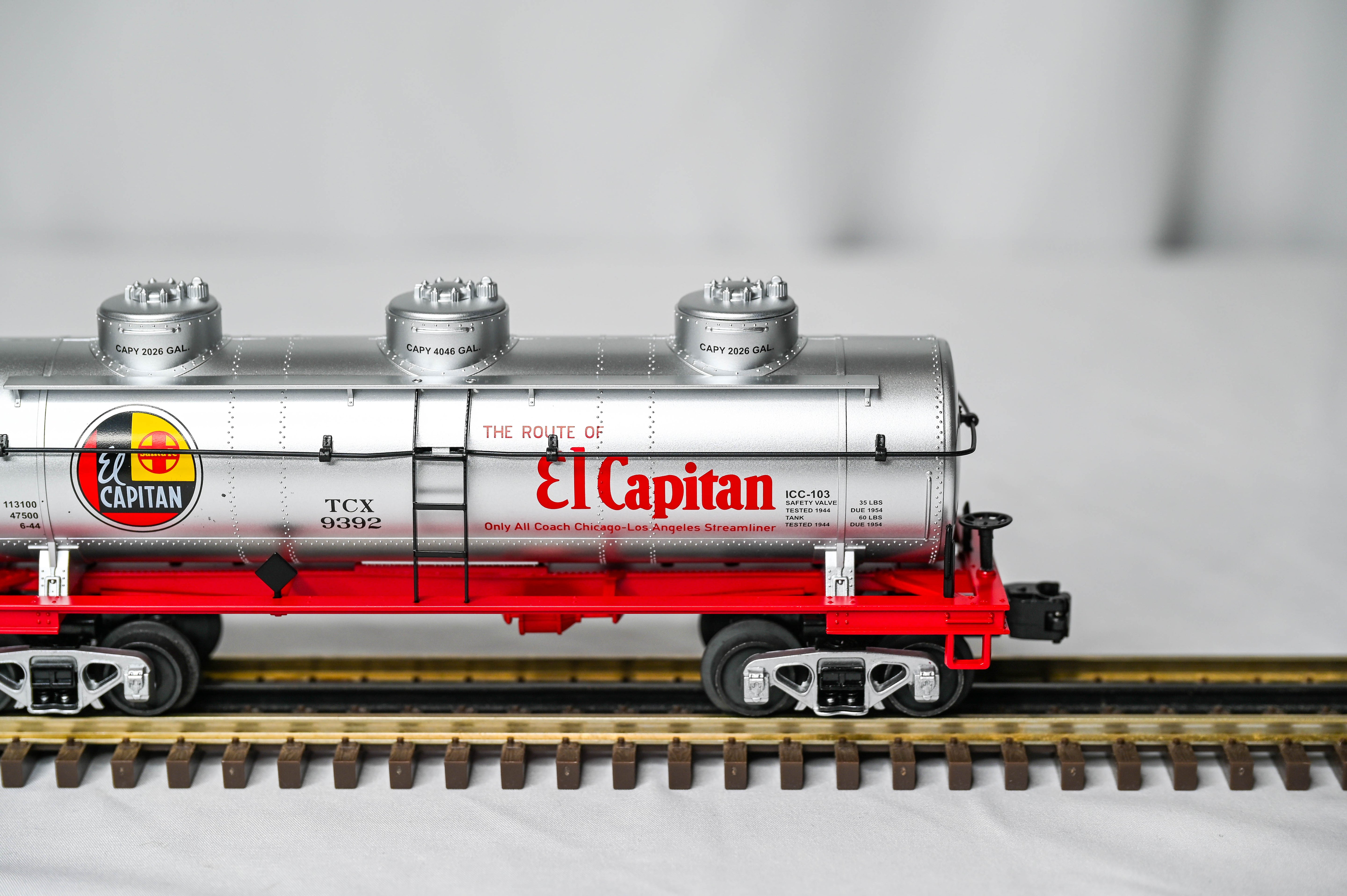 MTH RailKing Santa Fe 3-Dome Tank Car TCX #9392 | O Gauge | 30-73663