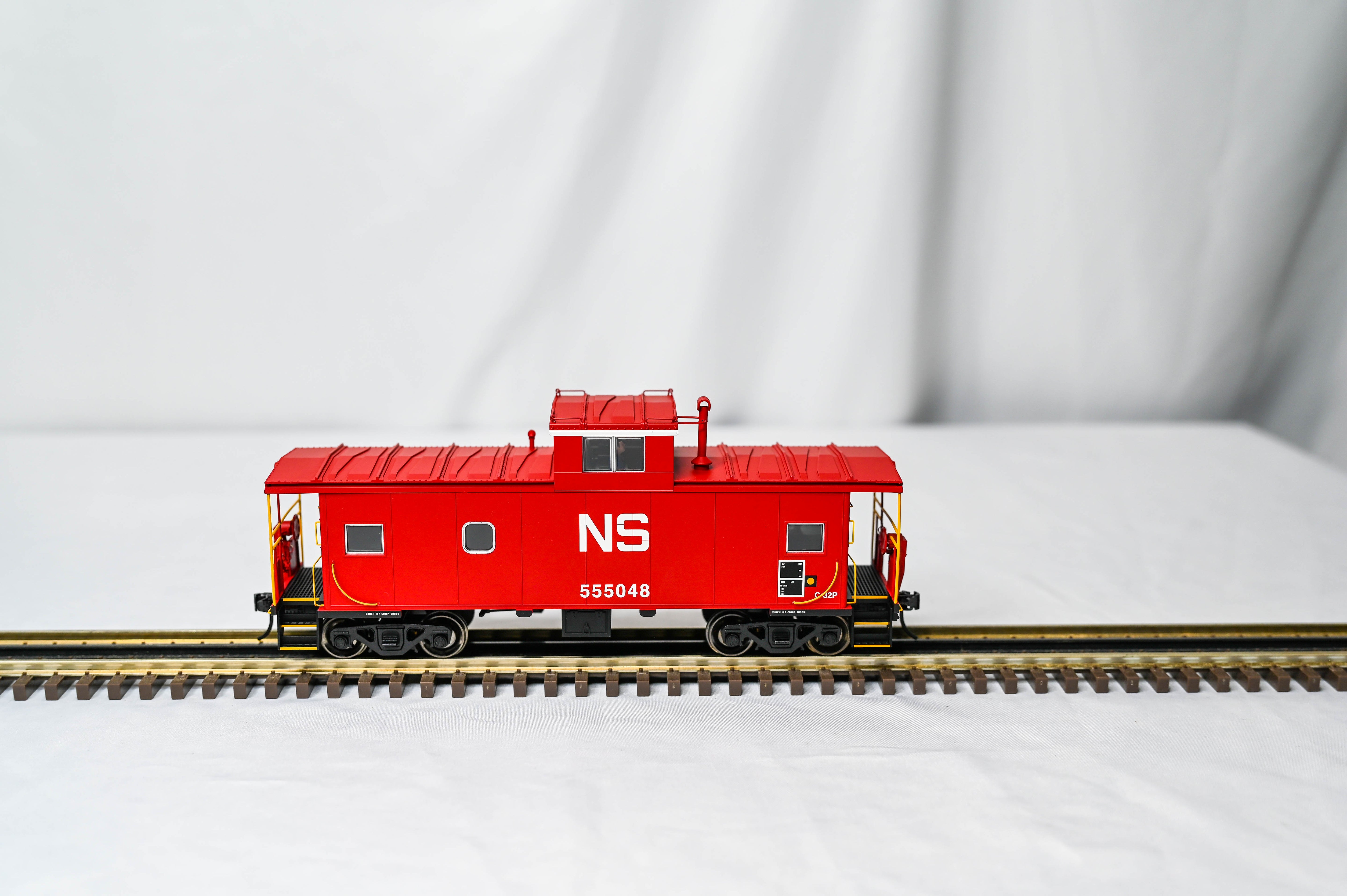 Atlas O Master Norfolk Southern Standard Cupola Caboose #555048 | 2-Rail | O Scale | 3004603-1
