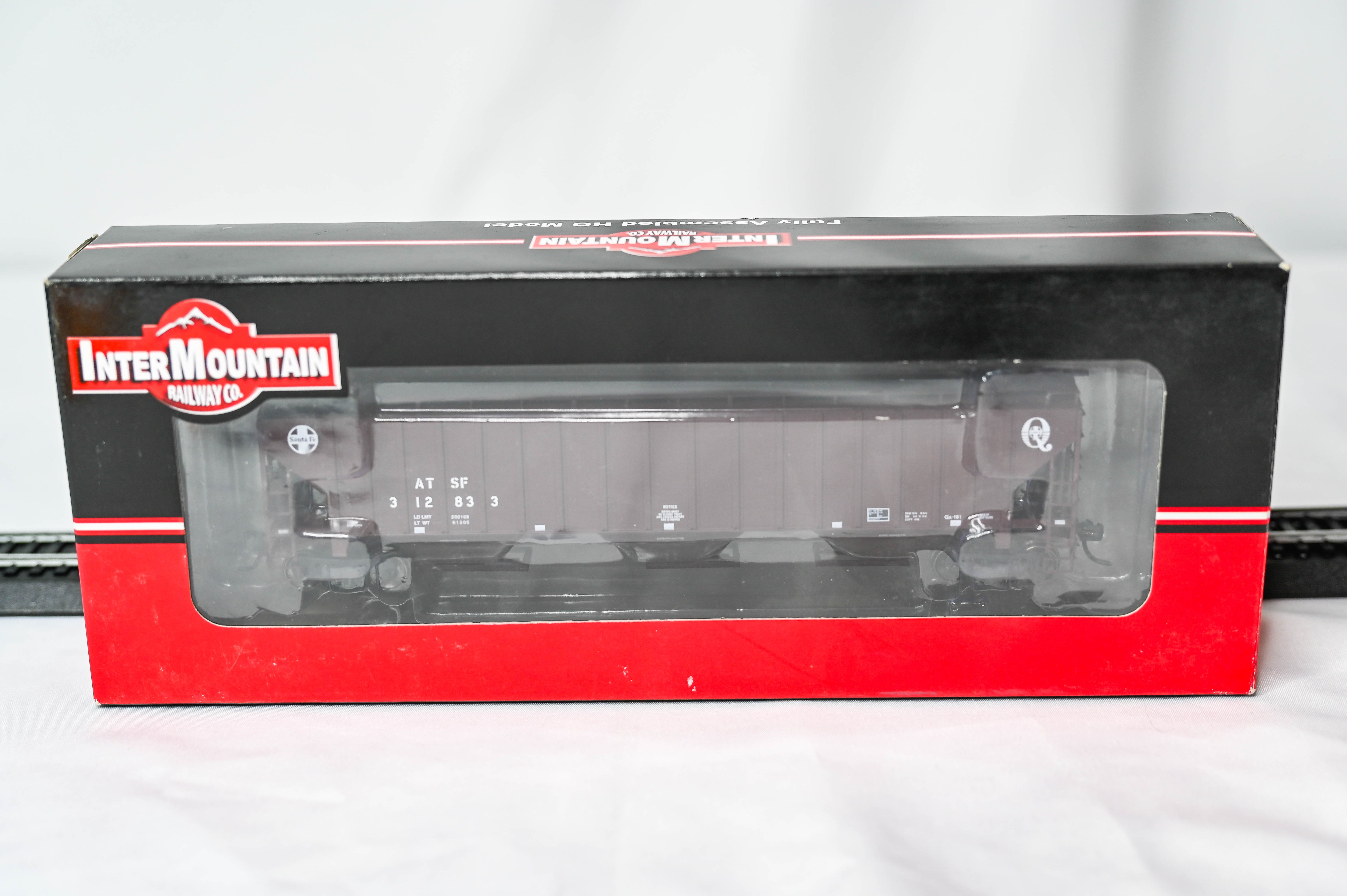 InterMountain Railway Co. ATSF-Q 4750 Cubic Foot 3-Bay Covered Hopper #312833 | HO Scale | 45361-04