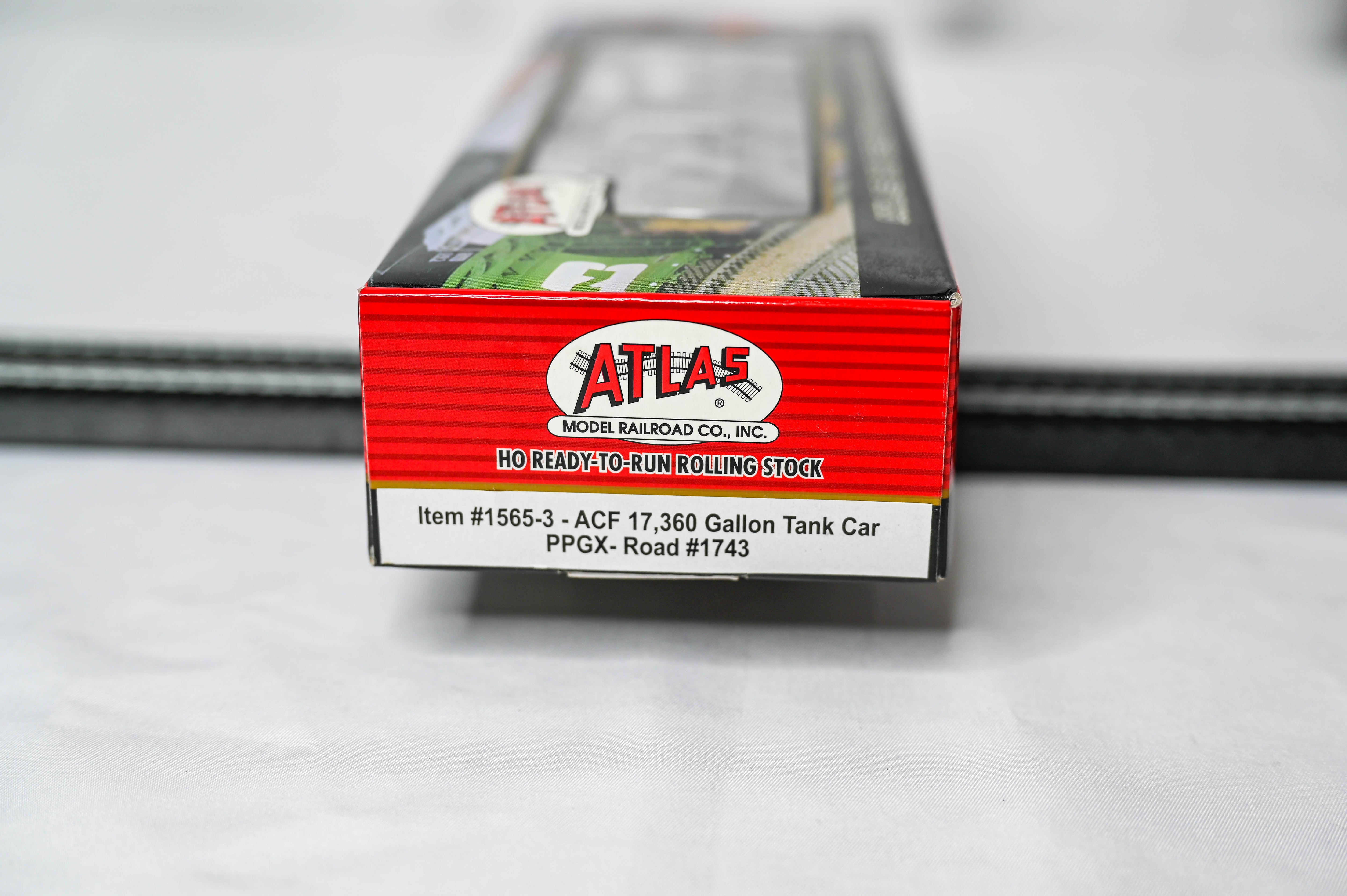 Atlas SHPX 17,360 Gallon Tank Car #220880 | HO Scale | 1569-2