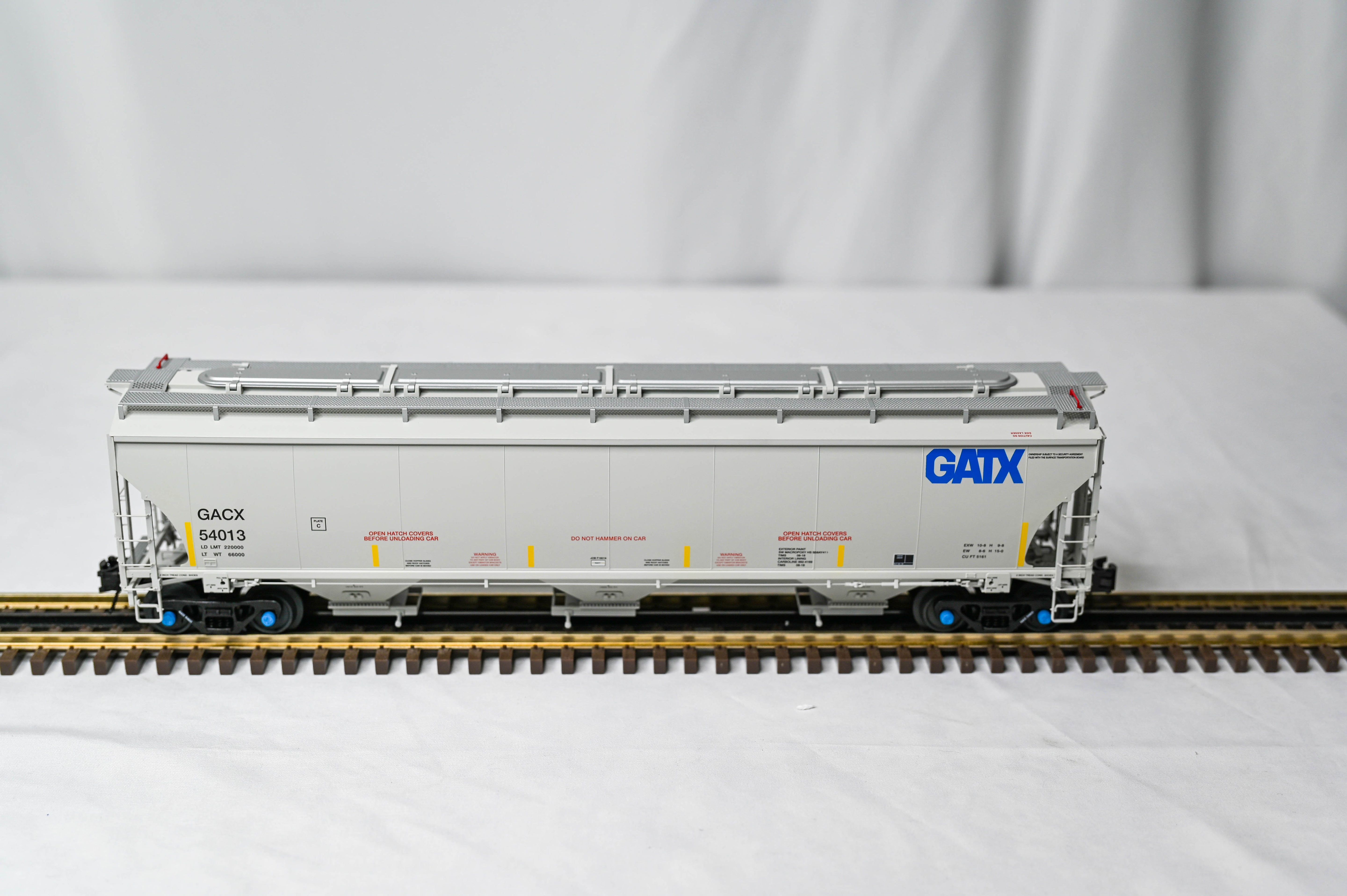 Atlas O Master GACX (GATX Blue Logo) Trinity 5161 Covered Hopper | 3-Rail | O Scale
