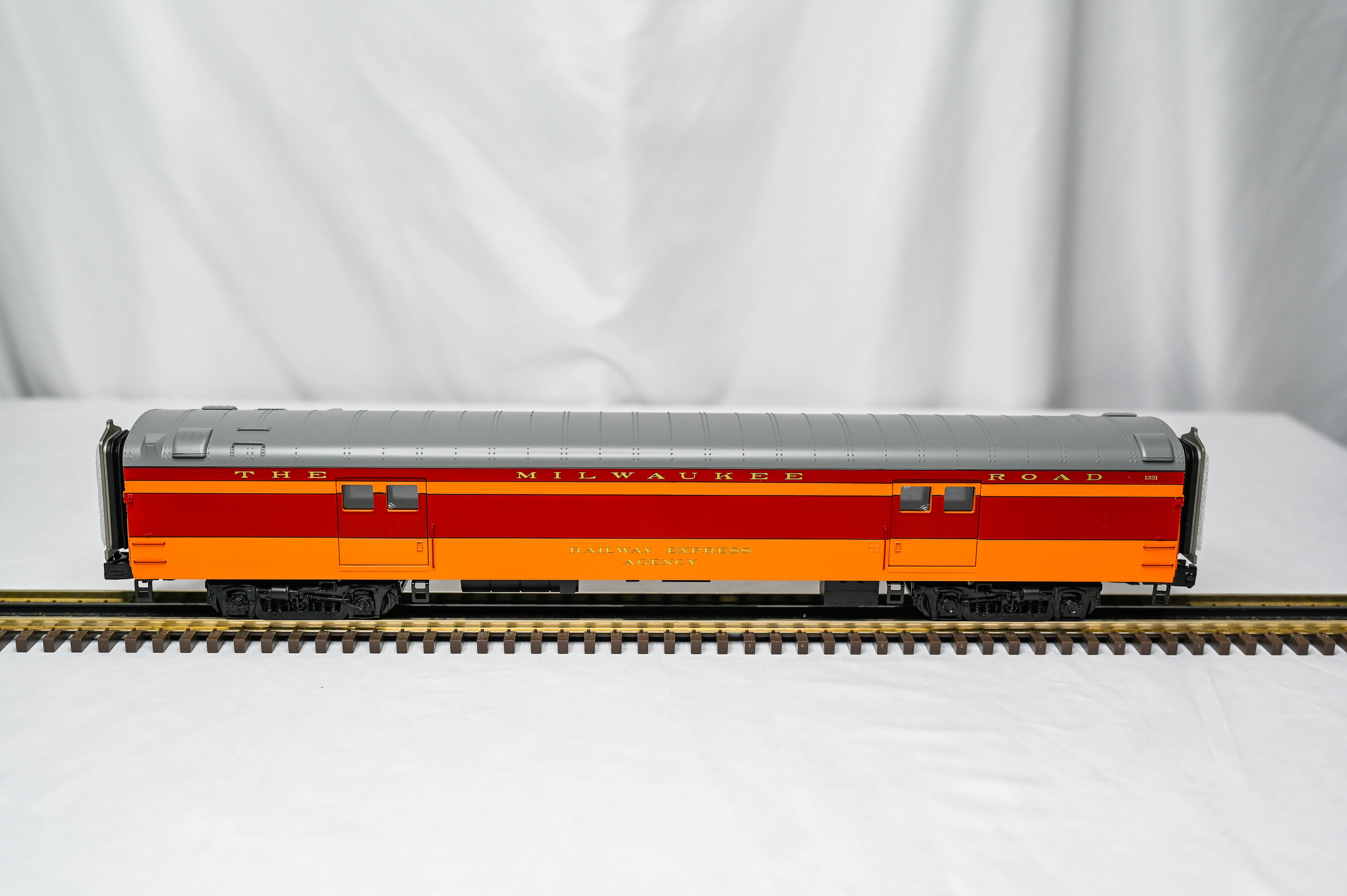Atlas O Premier Milwaukee Road 70' Streamline Passenger #1331 Baggage / 483 Coach / 511 Coach / Deli Rapids Skytop Observation | 3-Rail | O Scale | 3001955