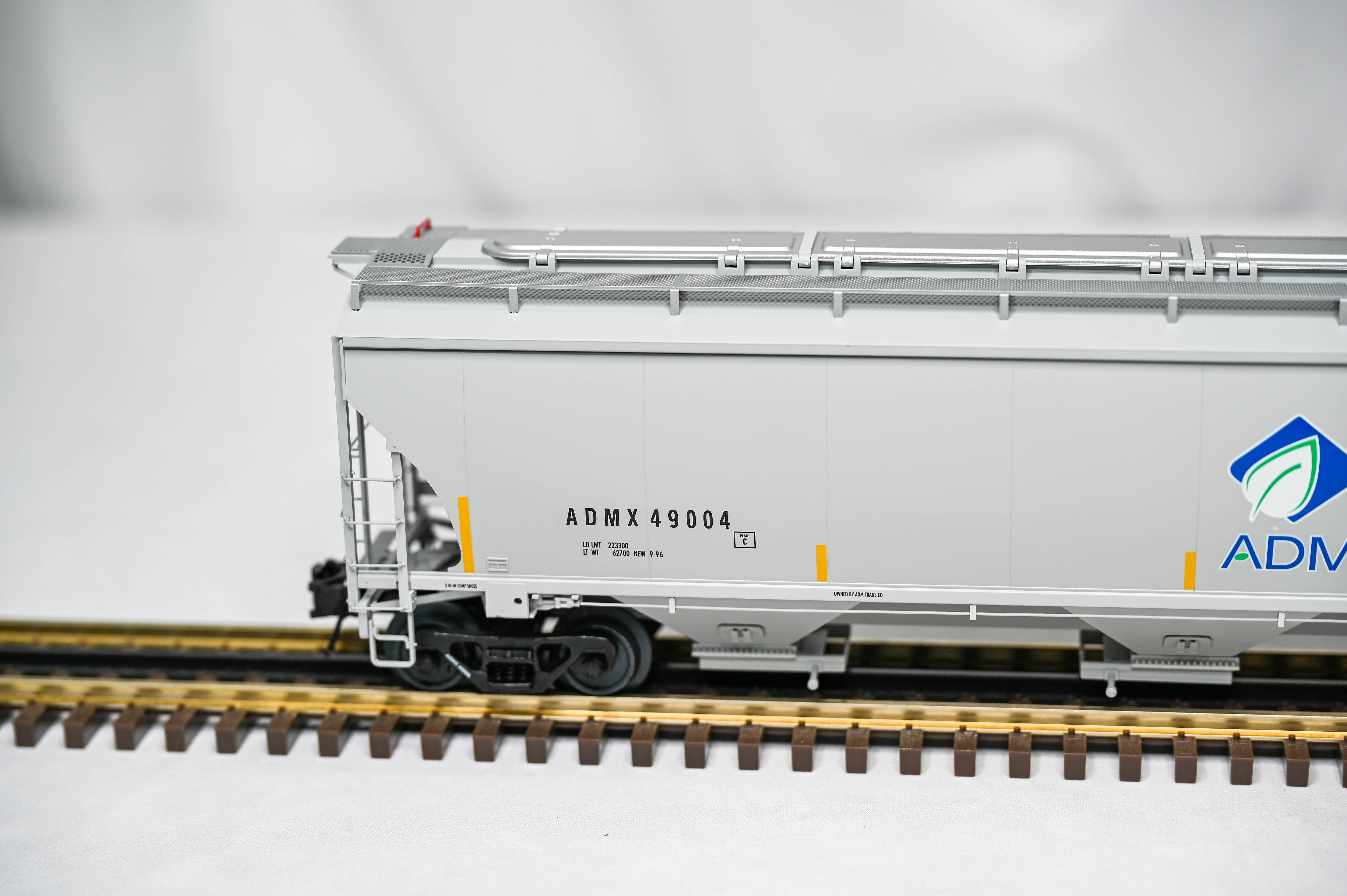 Atlas O Master ADM Leaf Logo Trinity 5161 Covered Hopper | 3-Rail | O Scale