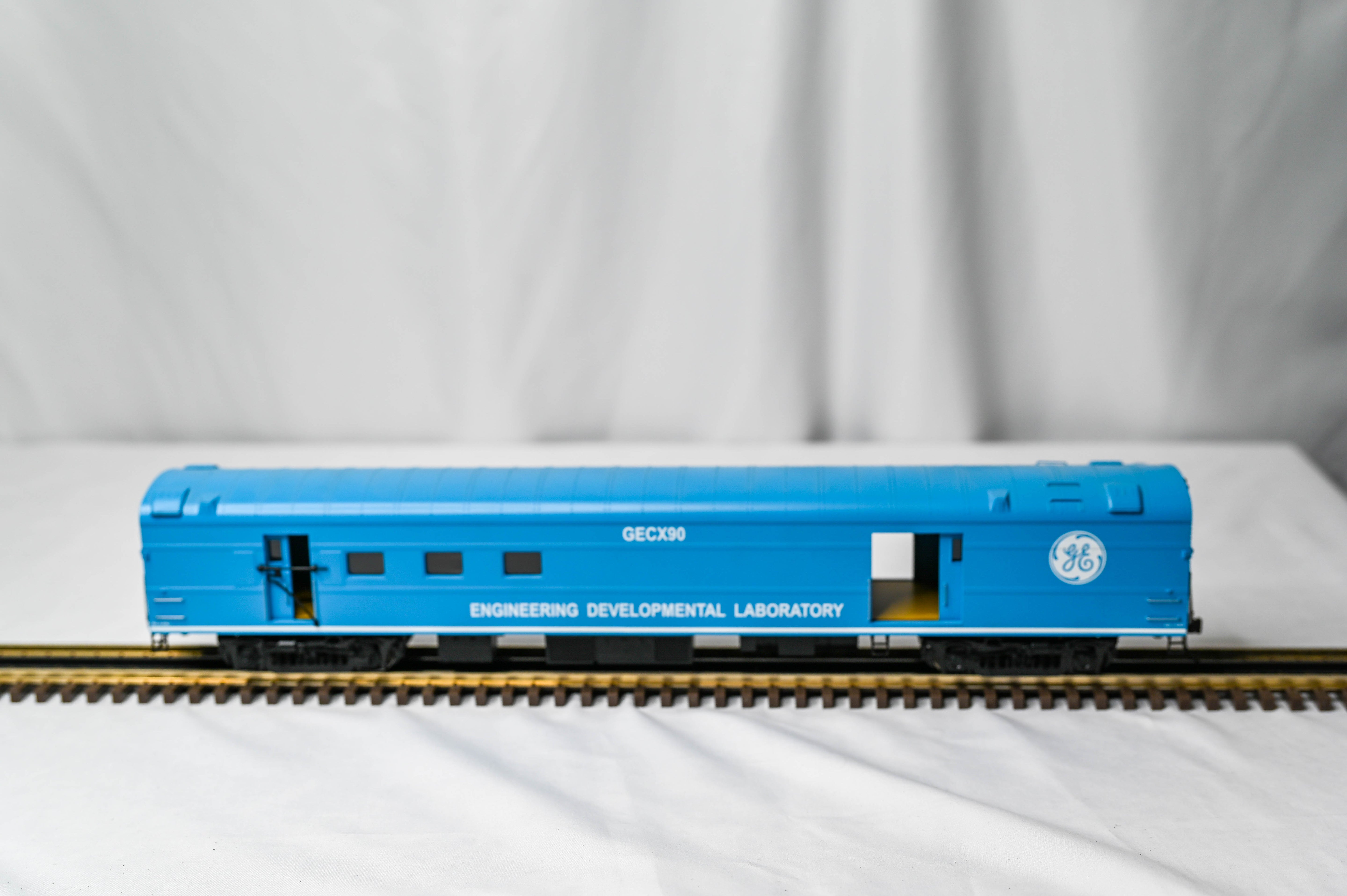 MTH Premier GE Evolution 70' Streamlined RPO Passenger Car - Smooth (Scale Wheels) | O Scale | 2 Rail |  20-2986B