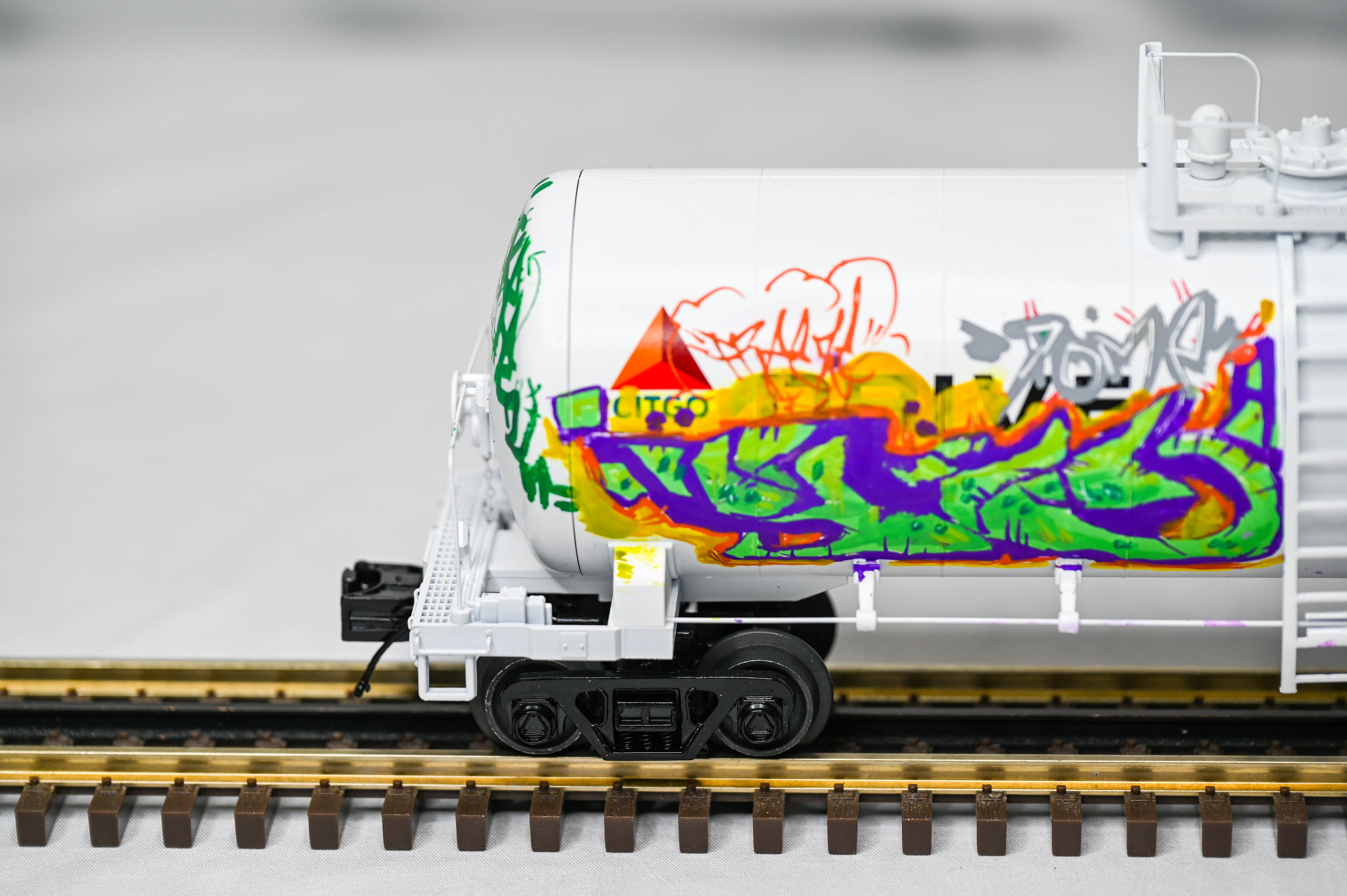 Atlas O Premier CSOX Drive Safely Modern 40' Tank Car #40604 | 3-Rail | O Scale | 3001873-2