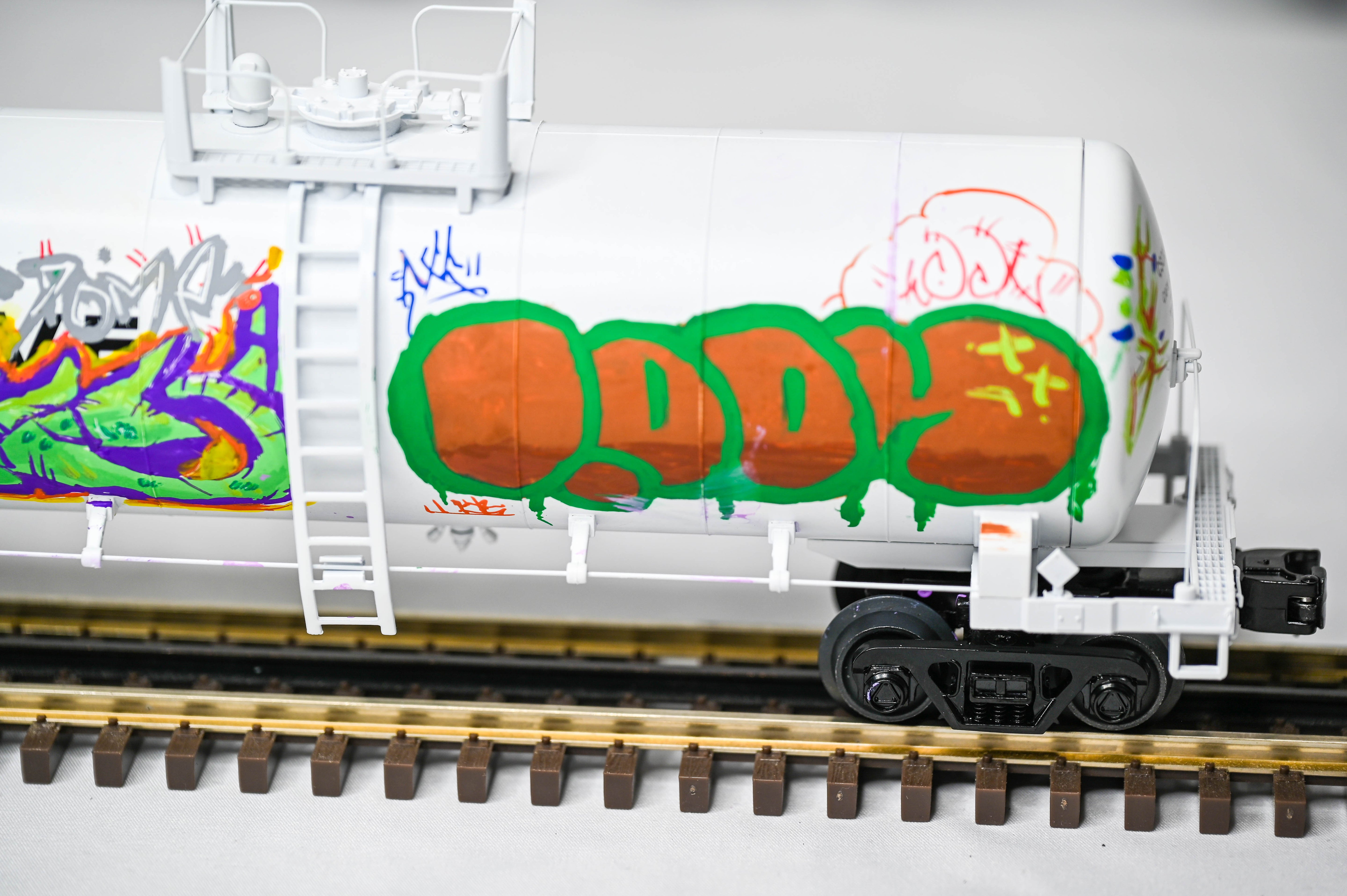 Atlas O Premier CSOX Drive Safely Modern 40' Tank Car #40604 | 3-Rail | O Scale | 3001873-2