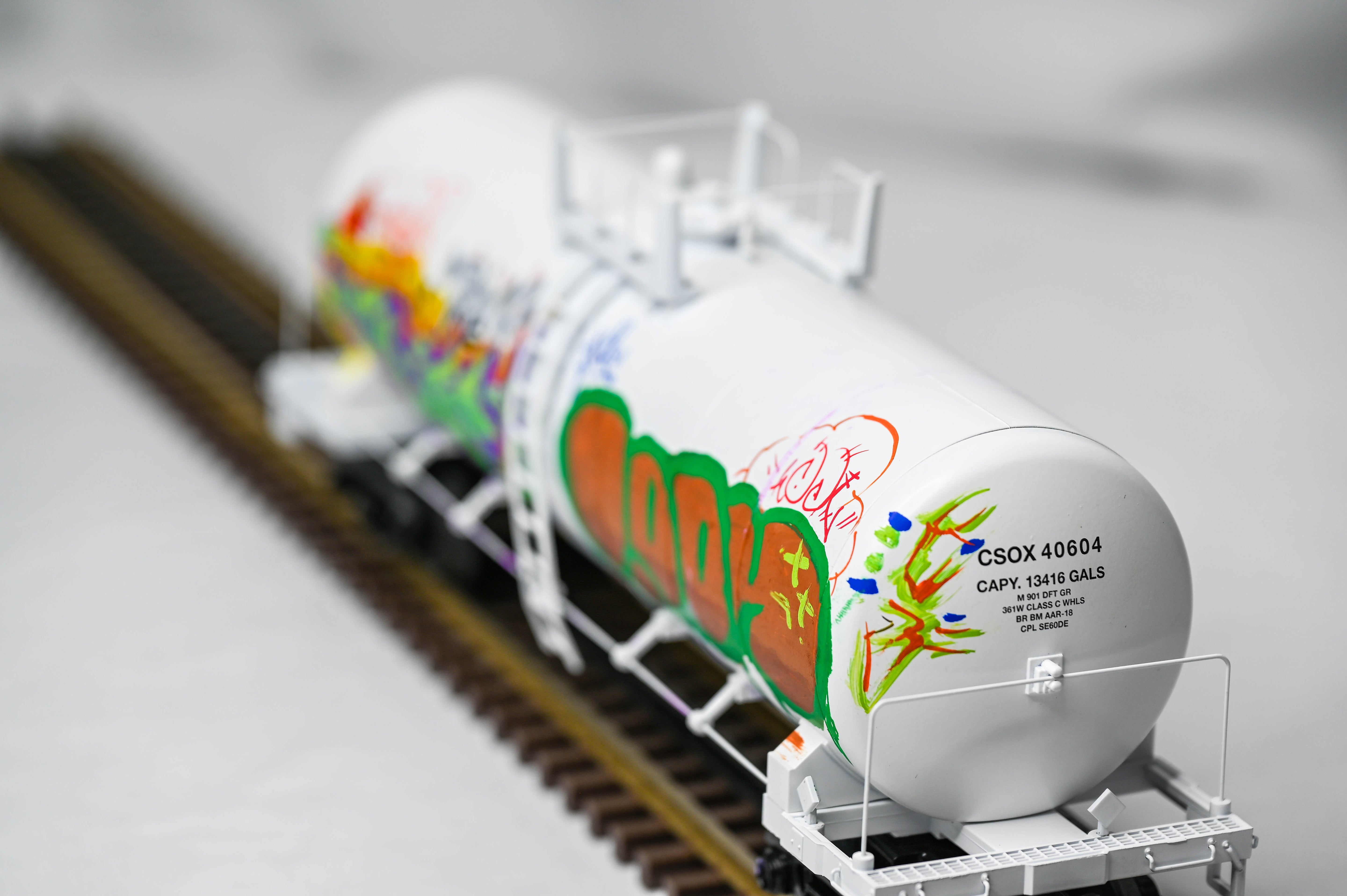 Atlas O Premier CSOX Drive Safely Modern 40' Tank Car #40604 | 3-Rail | O Scale | 3001873-2