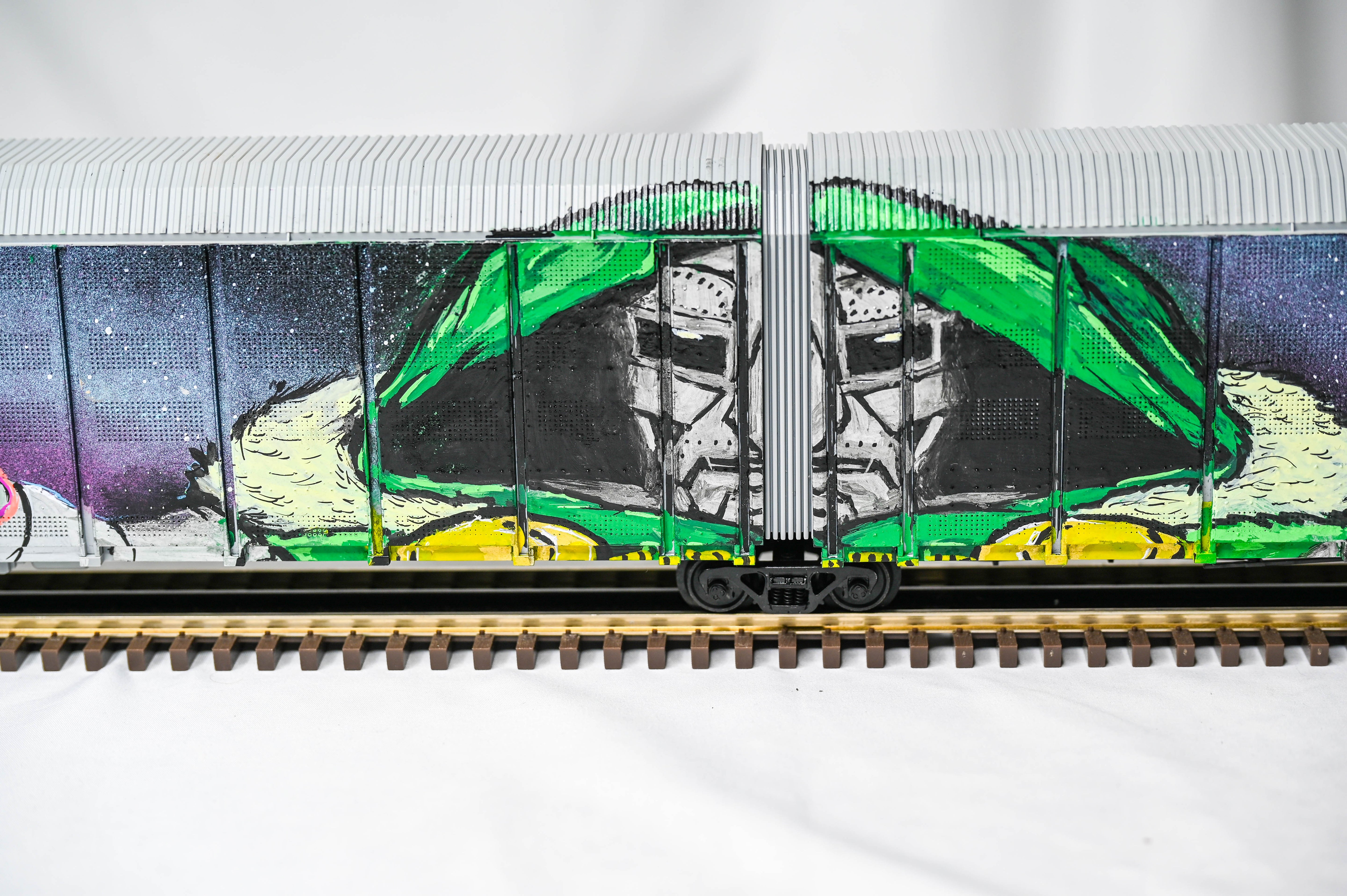 Atlas O Master Undecorated Articulated Auto Carrier Dr Doom Graffiti | 3-Rail | O Scale | IZ290