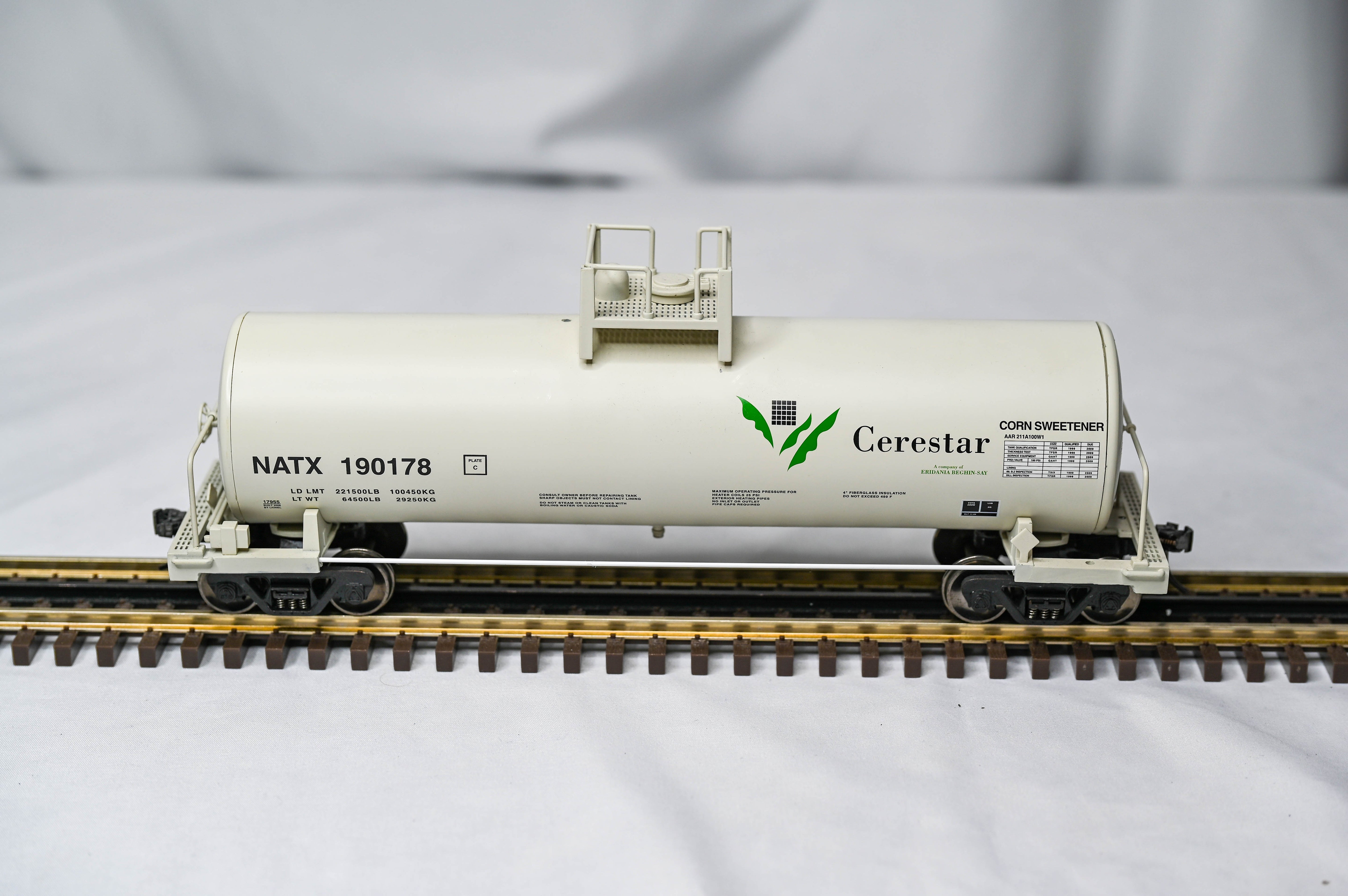 Lionel Cerestar Unibody Tank Car Set | O Gauge | 2 Rail |  6-21864