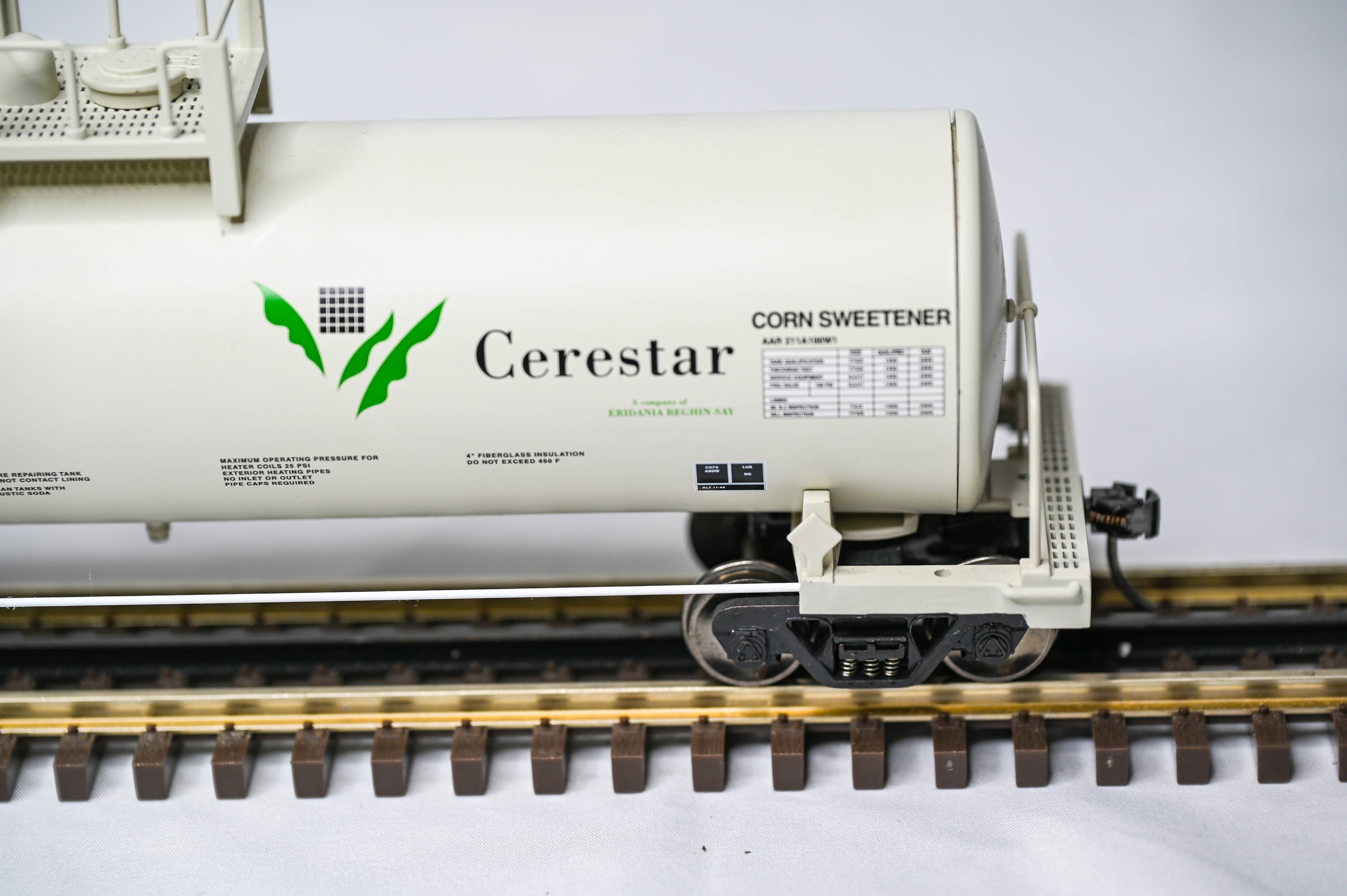 Lionel Cerestar Unibody Tank Car Set | O Gauge | 2 Rail |  6-21864