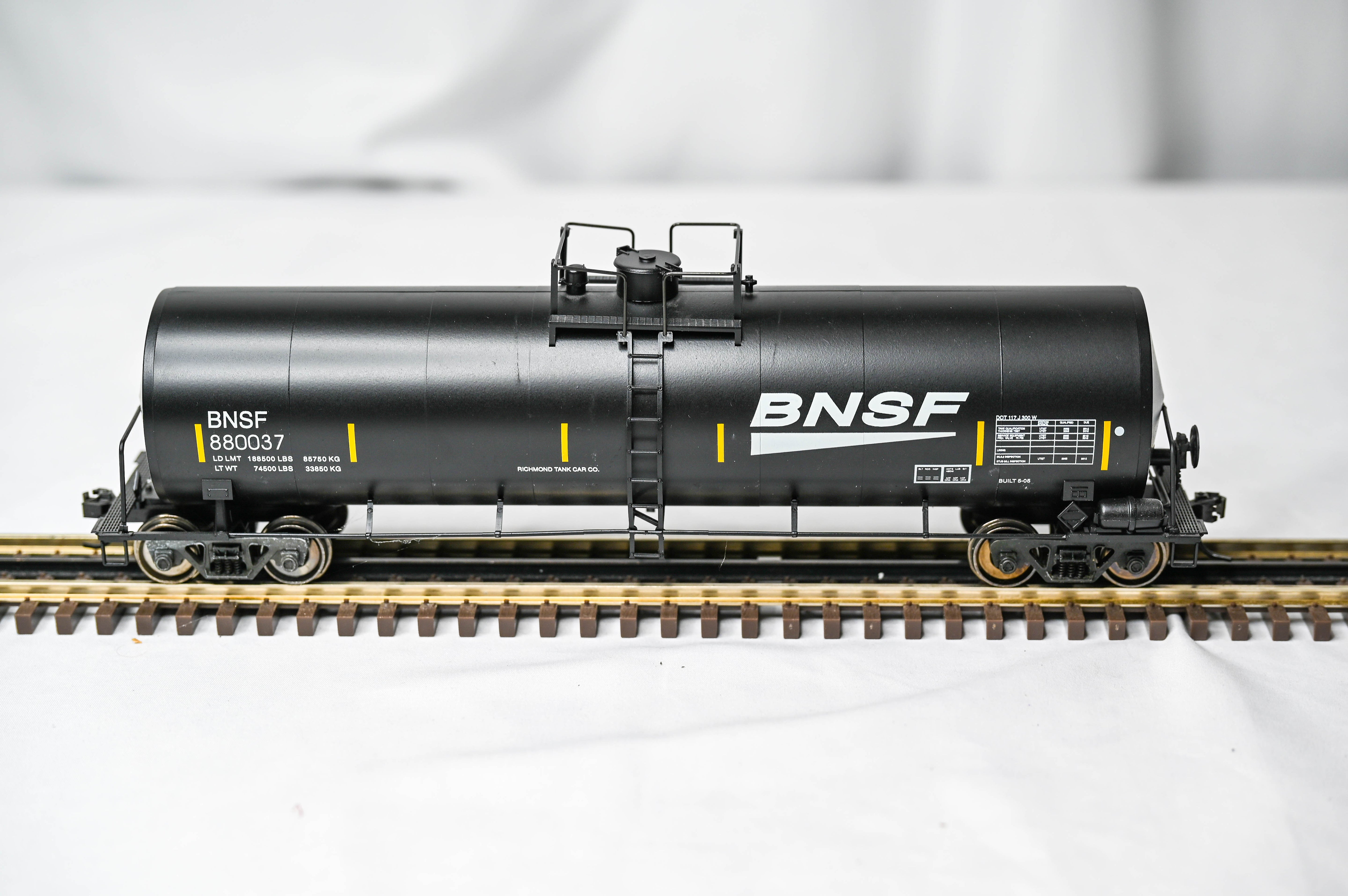 Unknown BNSF 50' Tank Car #880037 | 2-Rail | U4523SD