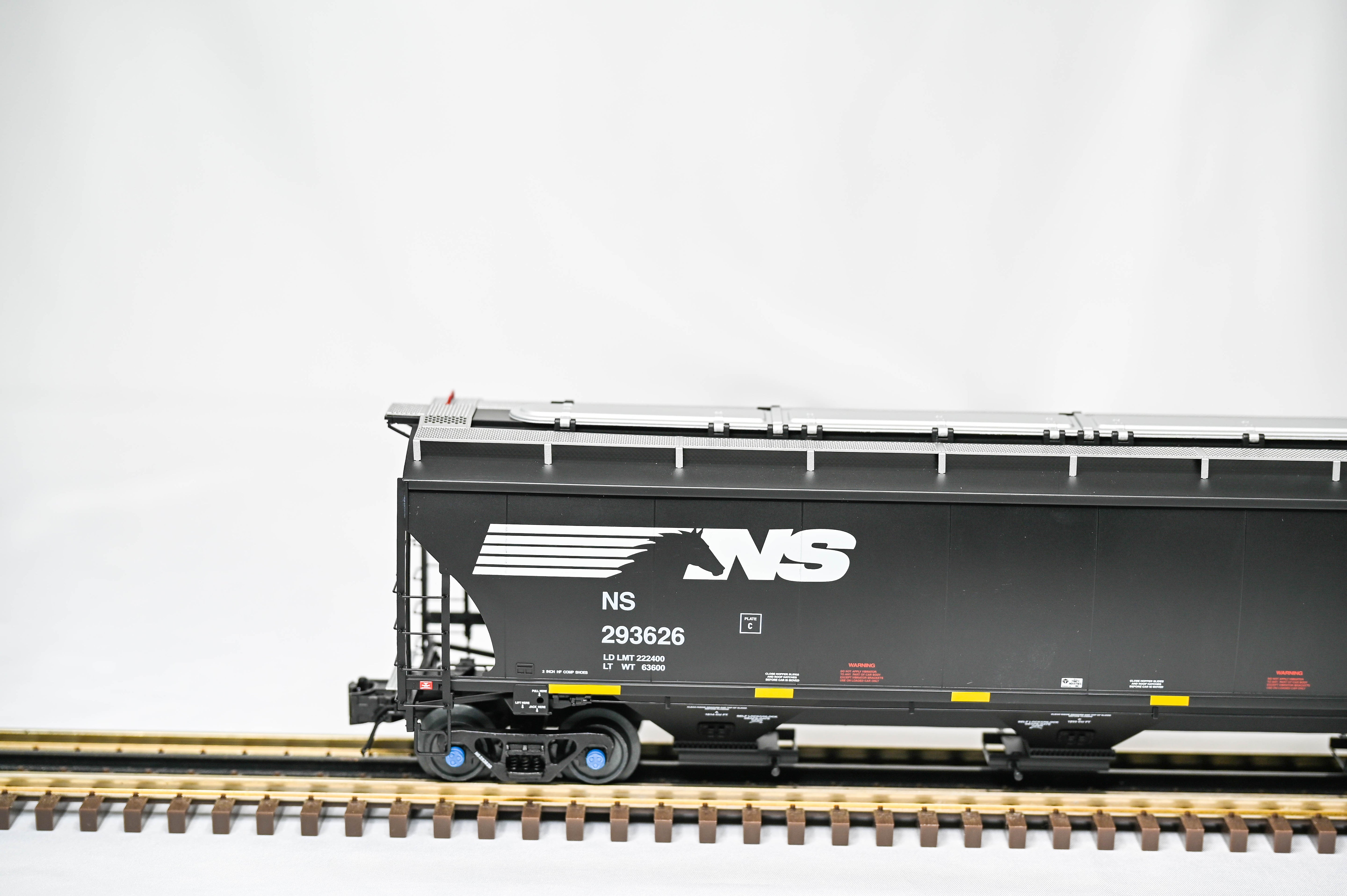 Atlas O Master Norfolk Southern (Black) Trinity 5161 Covered Hopper #293626 | 3-Rail | O Scale | 3002946-1S