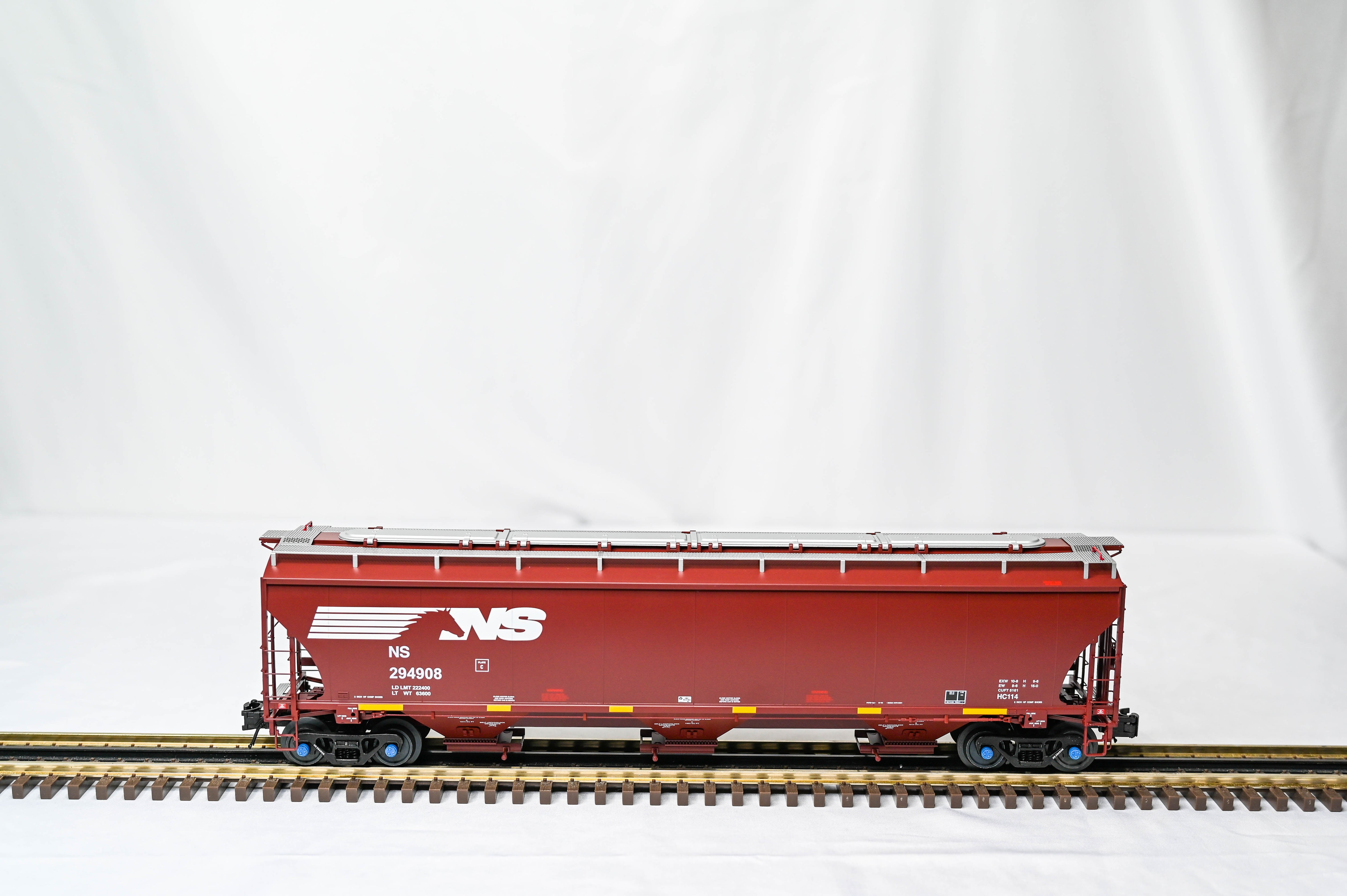 Atlas O Master Norfolk Southern (Brown) Trinity 5161 Covered Hopper #294908 | 3-Rail | O Scale | 3002947-1S