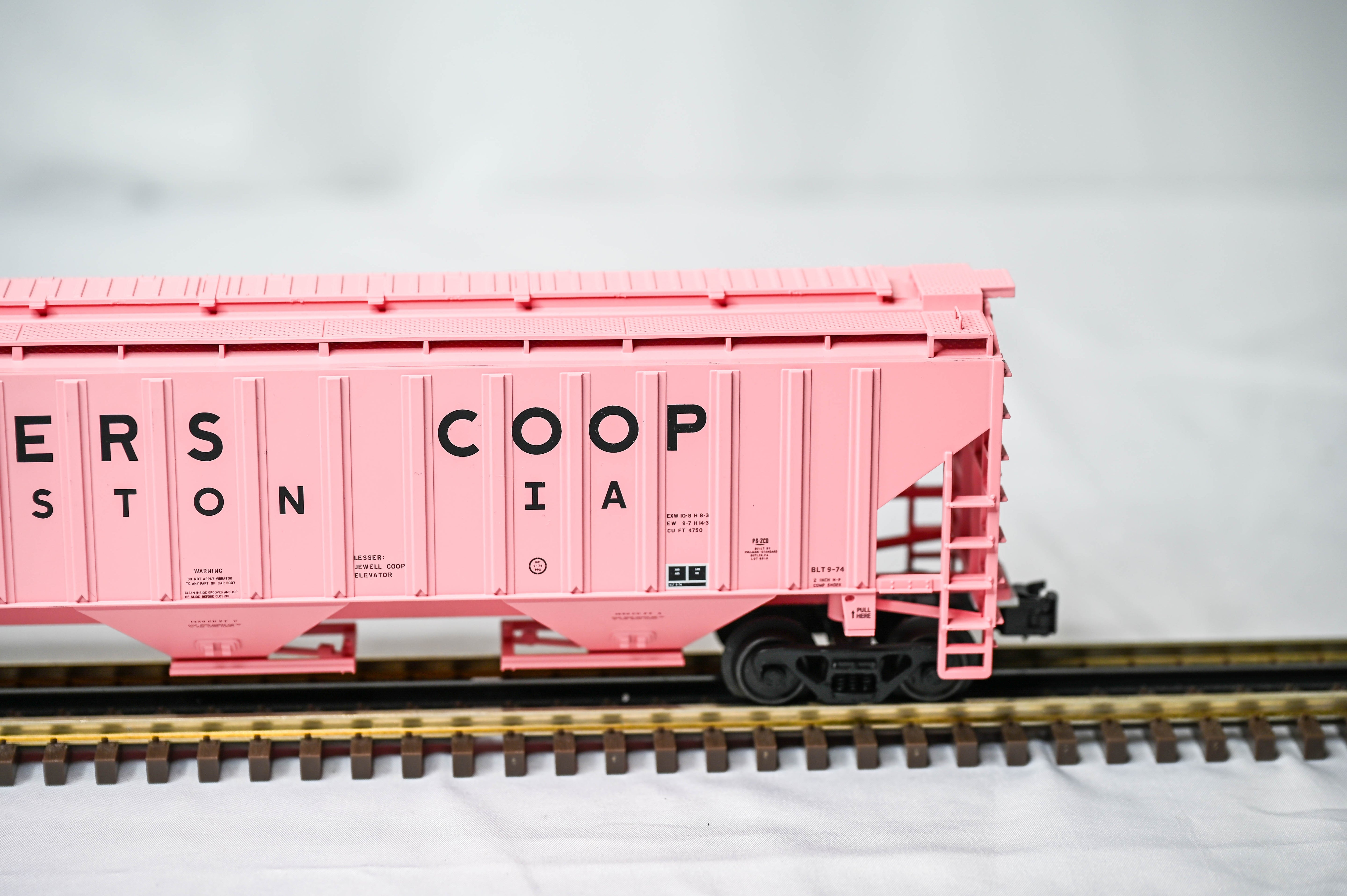 Atlas O Trainman NAHX Creston IA TM PS4750 Covered Hopper #65329 | 3-Rail | O Scale | 2001636-2