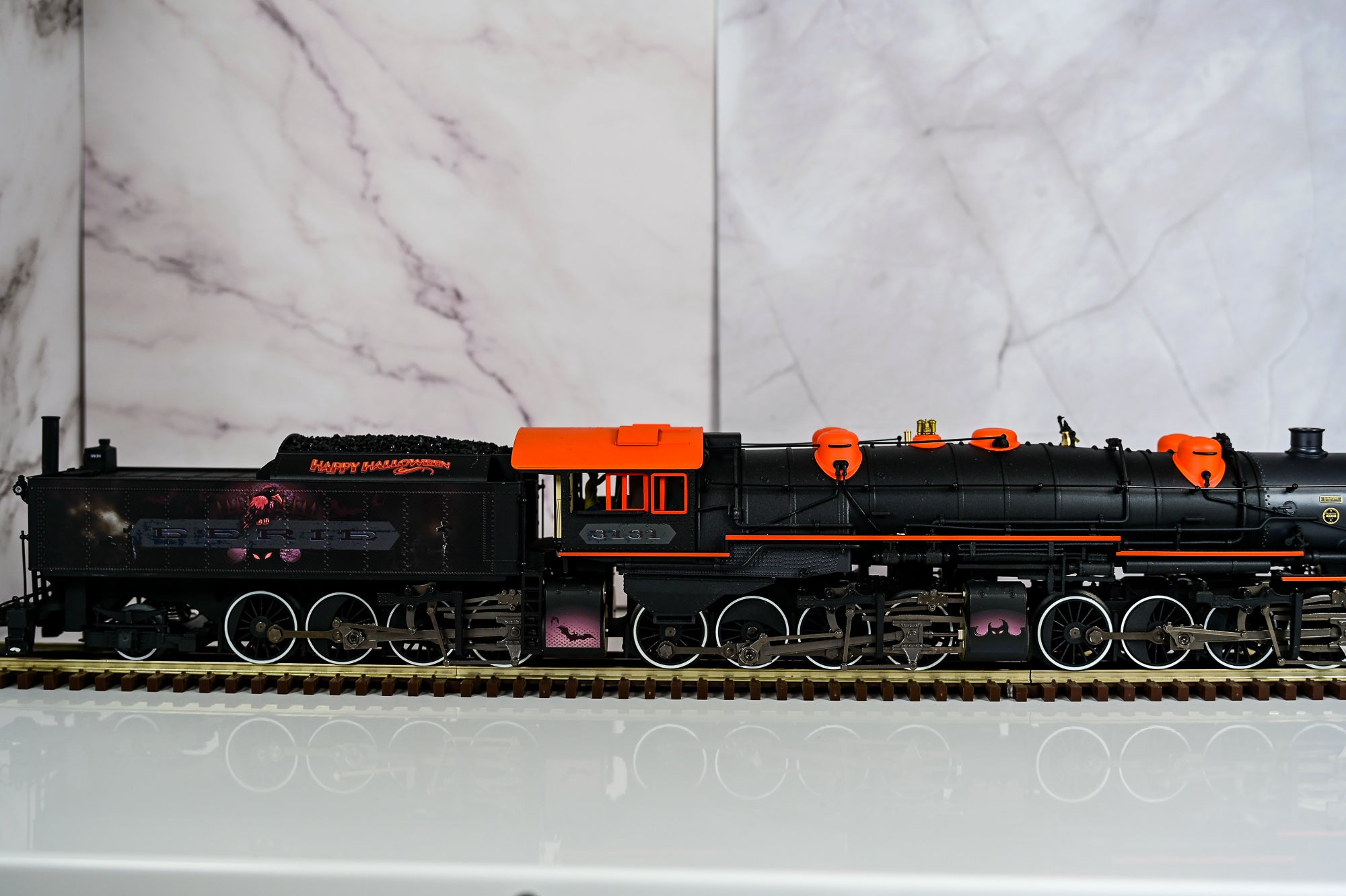LIONEL VisionLine Erie Halloween Steam Bundle Triplex+6-Pack Passenger Cars+Caboose