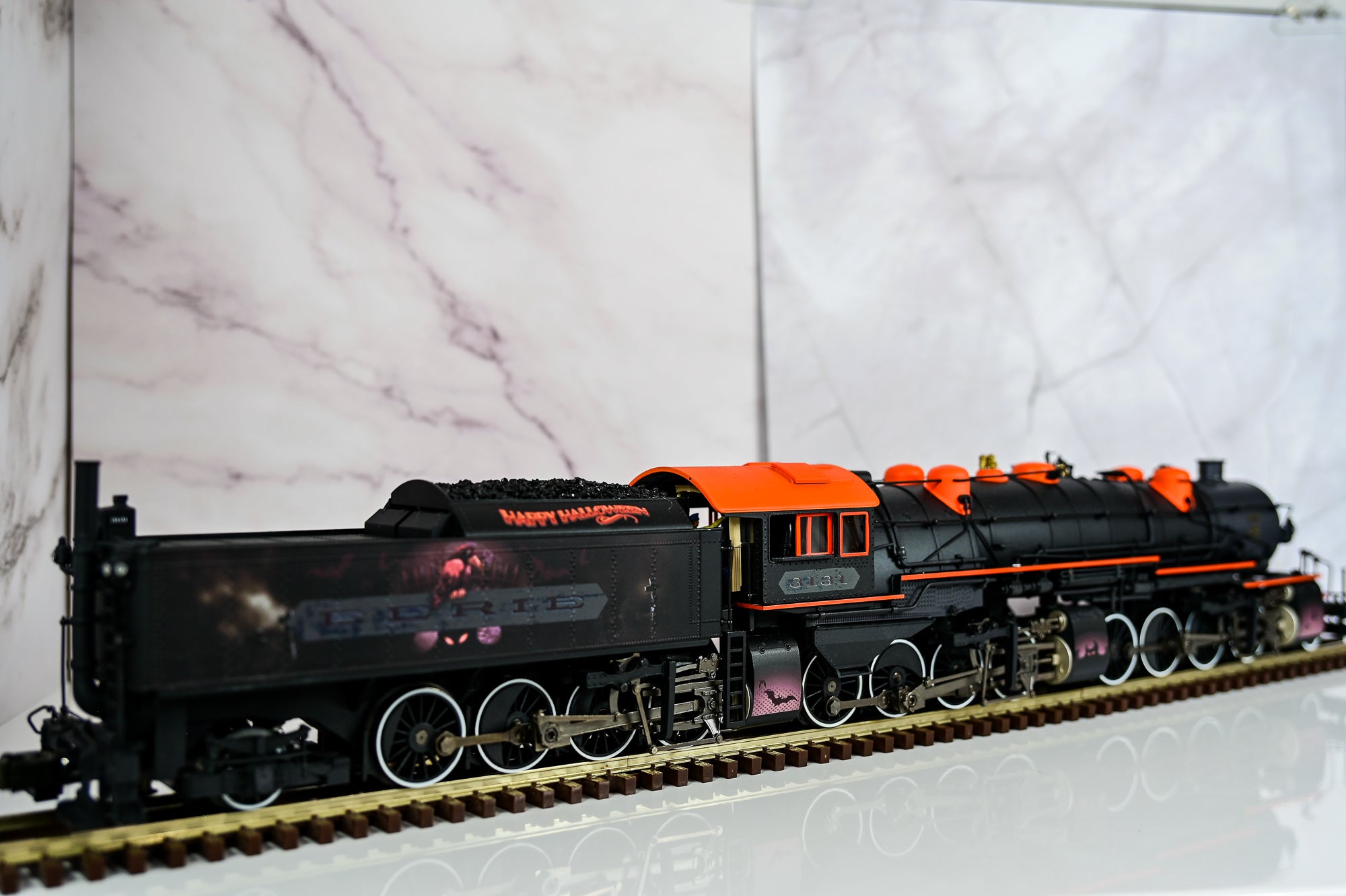 LIONEL VisionLine Erie Halloween Steam Bundle Triplex+6-Pack Passenger Cars+Caboose