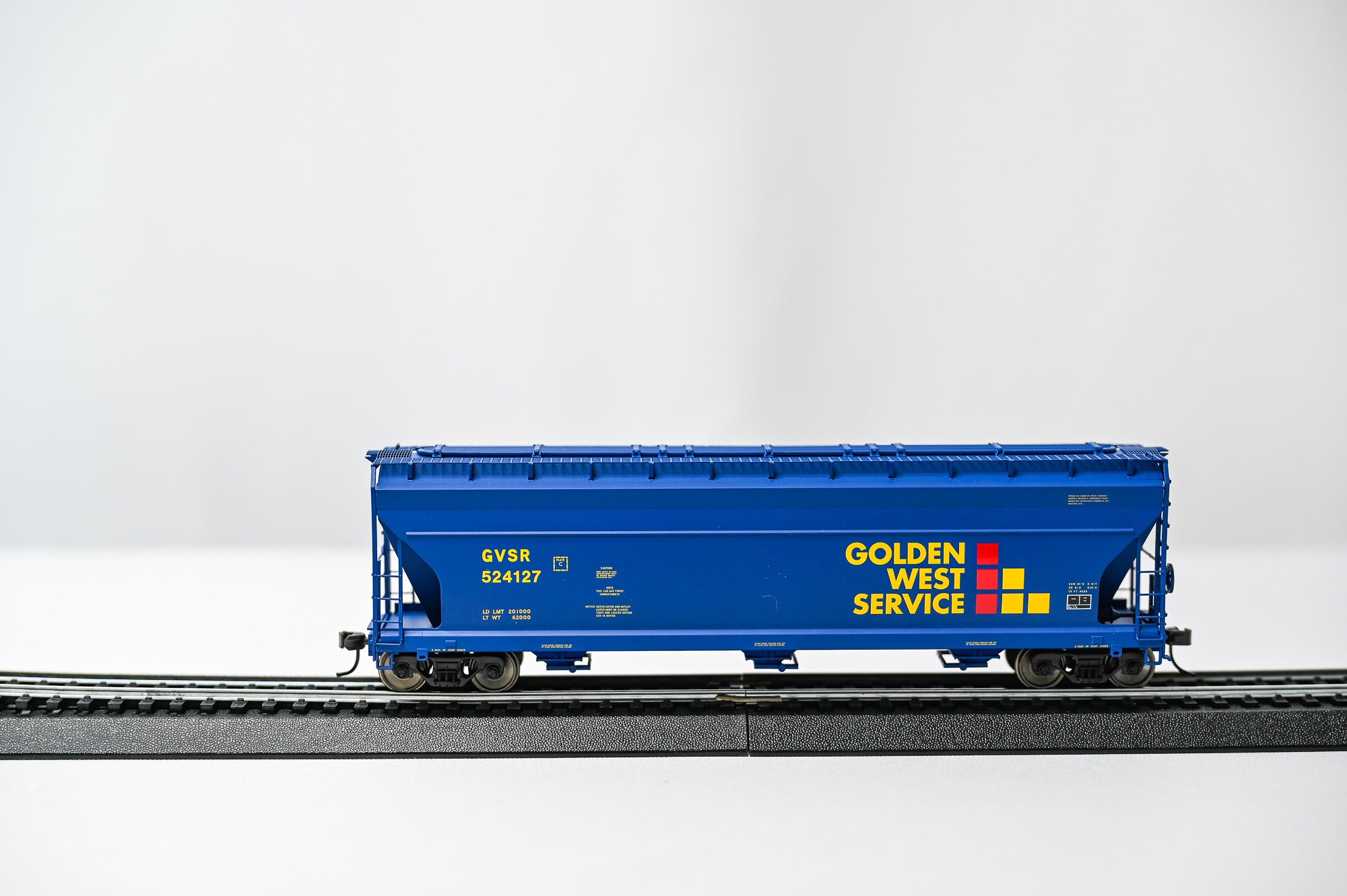 Atlas ACF 4650 3-Bay Centerflow Hopper – Golden West Service #GVSR 524127 |HO SCALE