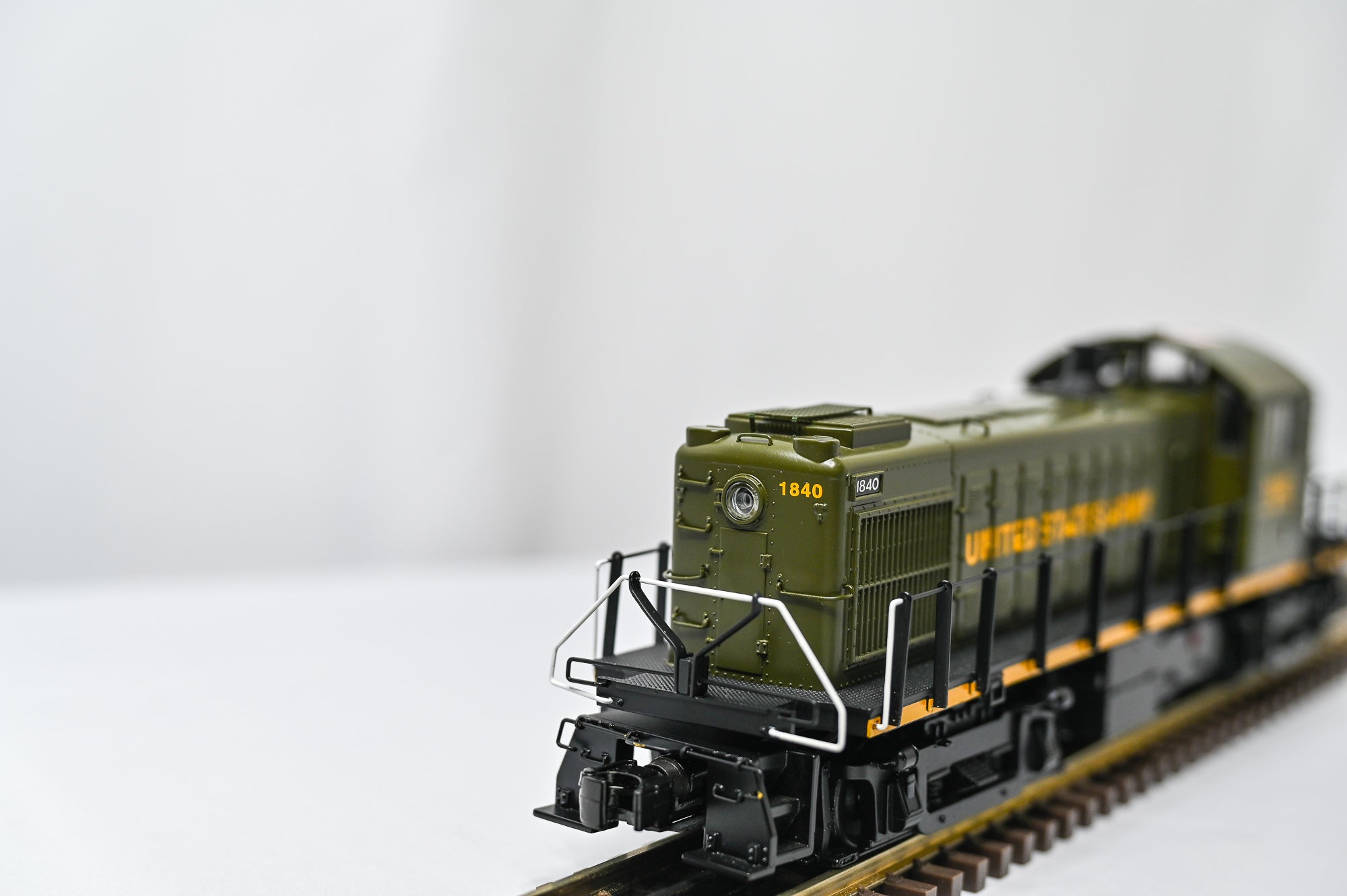 Combo 357MTH RailKing Alco RS-1 Diesel Engine – U.S. Army #1843, #1840 | TGIF | O Scale|