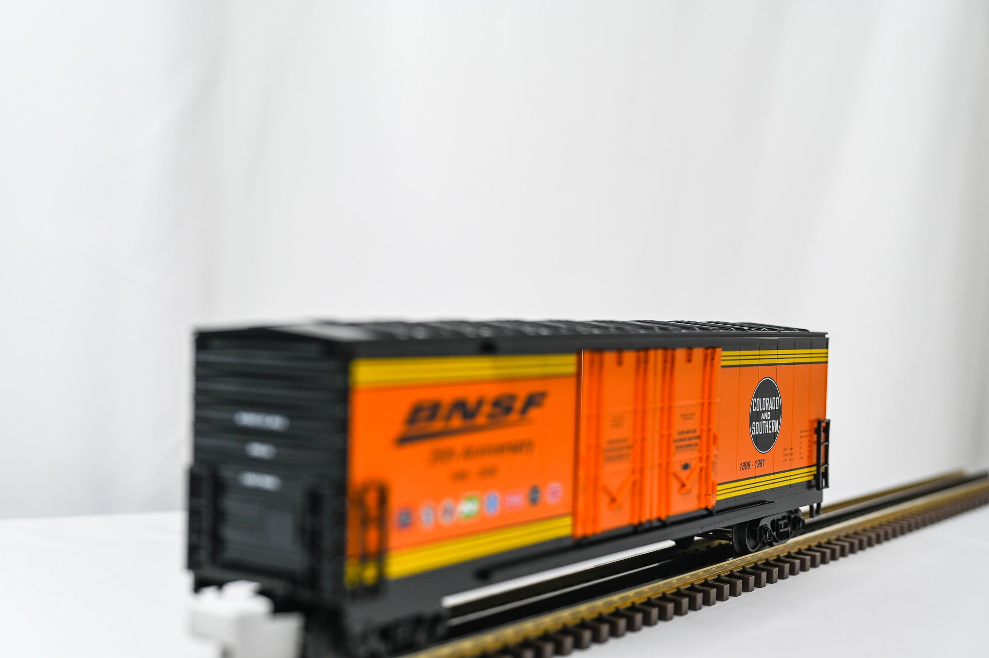 MTH BNSF 50’ Double Door Plugged Boxcar – 8 Car Set |O Scale|