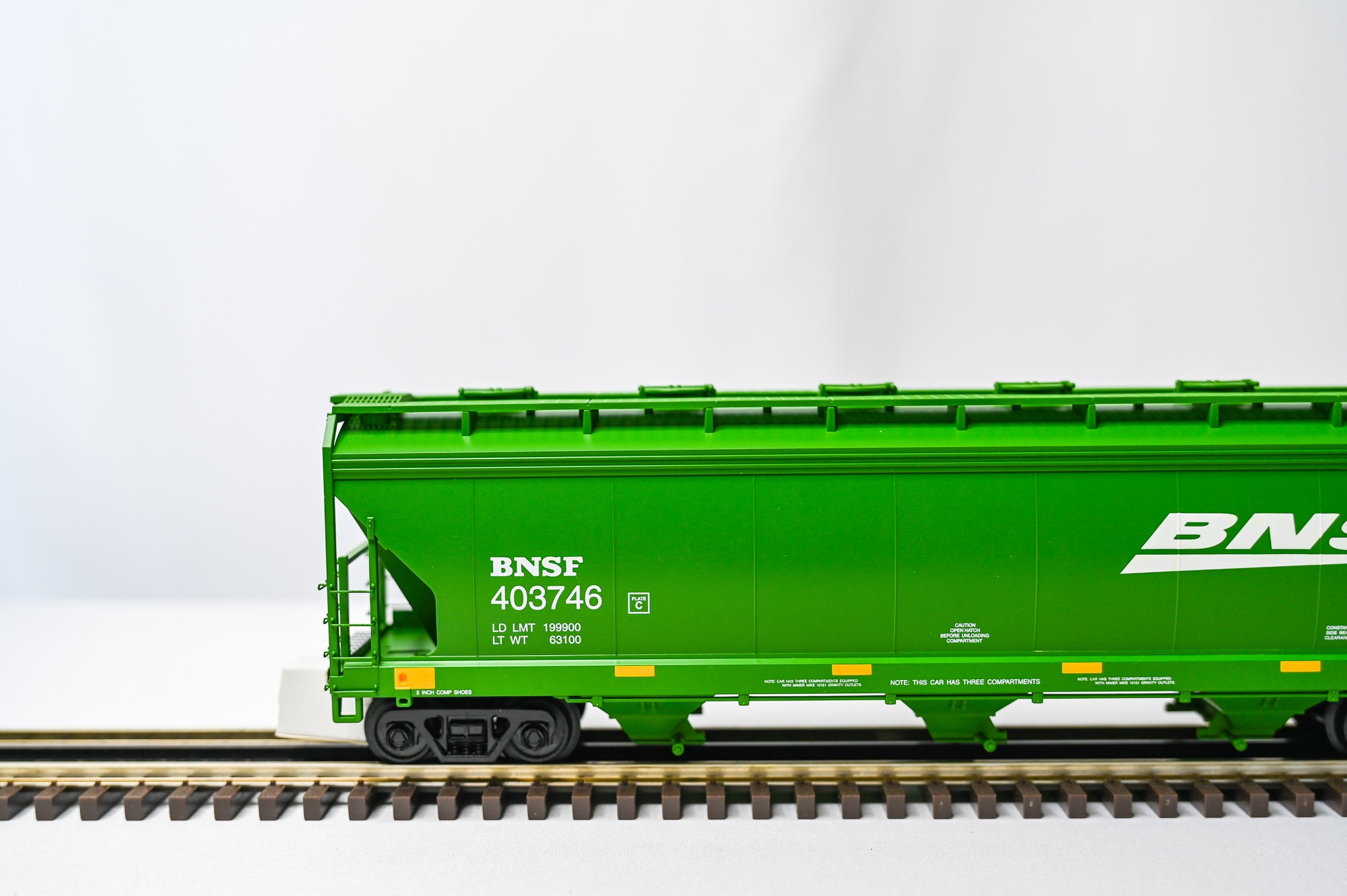 MTH BNSF 3-Bay Centerflow Hopper – #403746