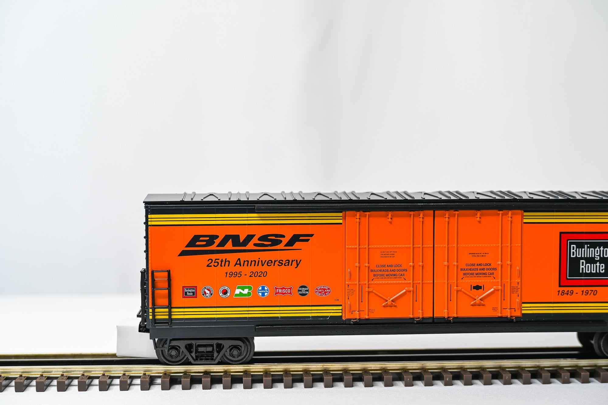 MTH BNSF 50' Double Door Plugged Boxcar – 8 Car Set |O Scale|