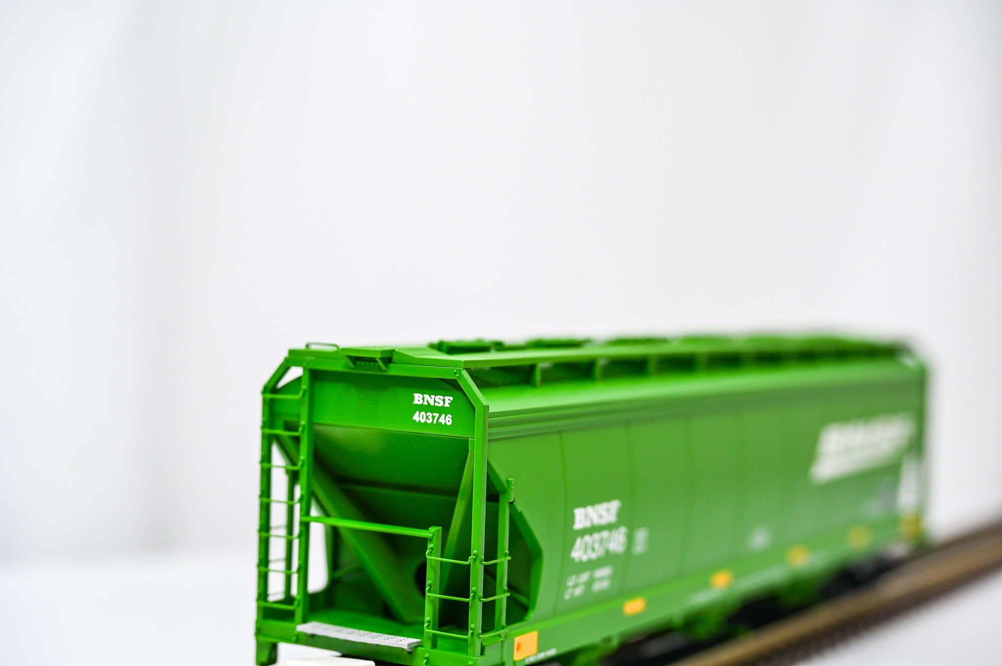 MTH BNSF 3-Bay Centerflow Hopper – #403746