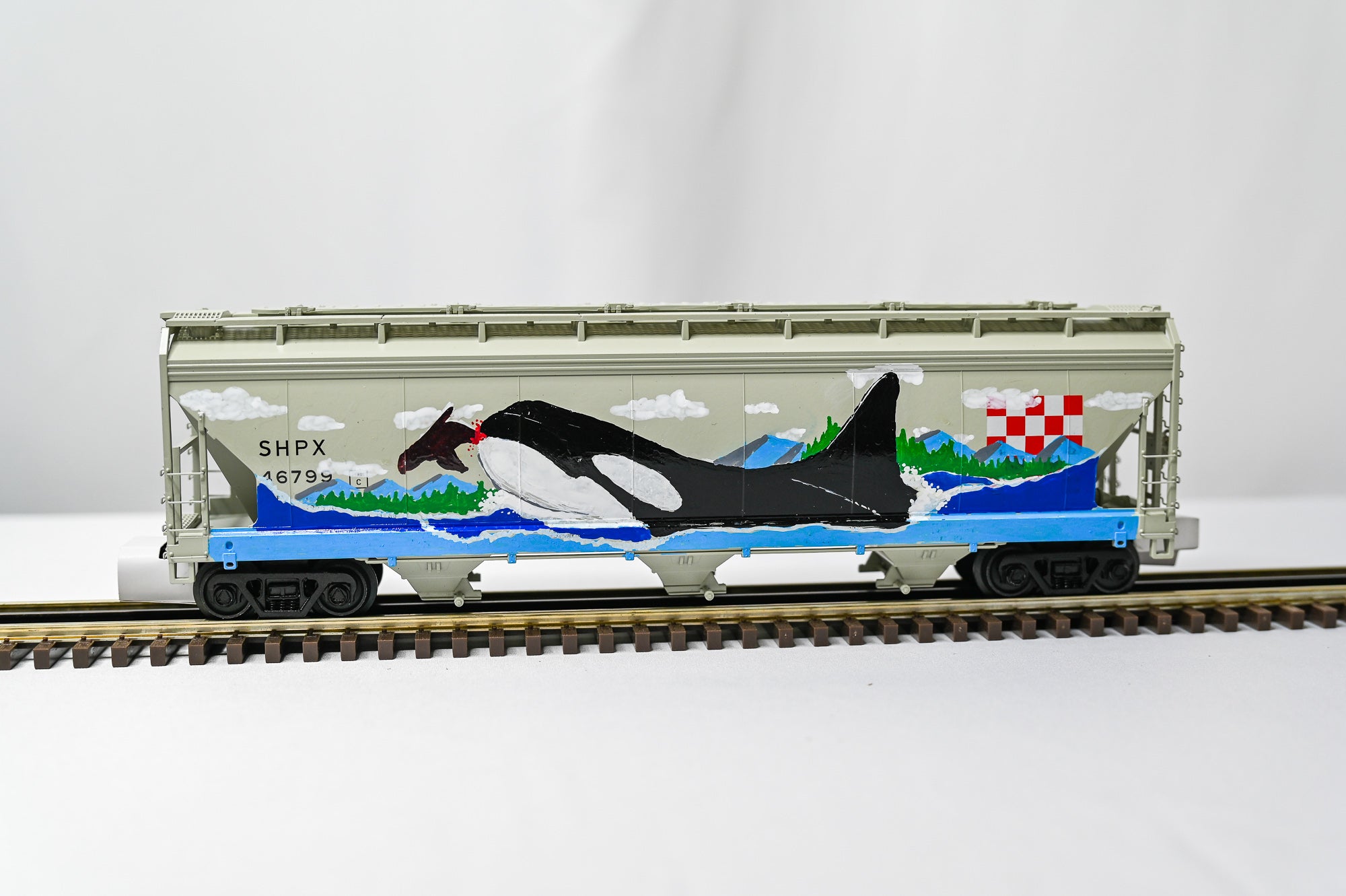 Custom Graffiti Atlas 3-Bay Centerflow Hopper  | ORCA | O Scale
