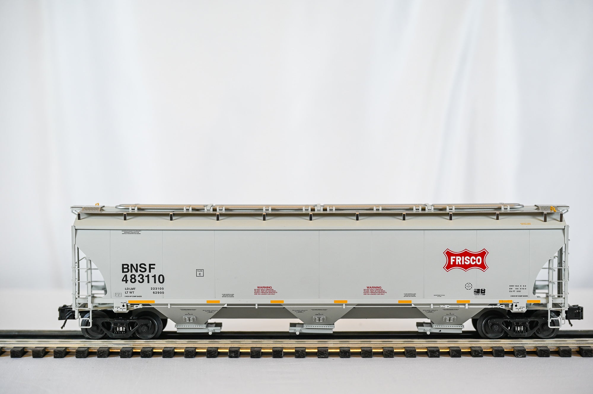 Atlas BNSF Frisco Heritage Trinity 5161 Covered Hopper #483110 | O Scale