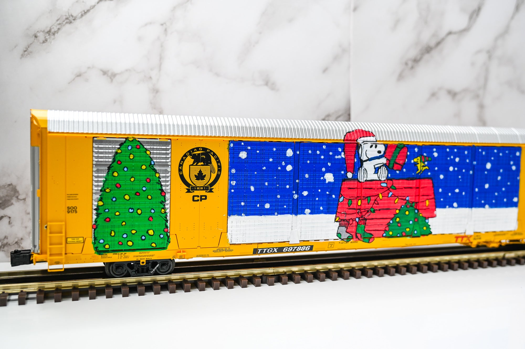 *EXCLUSIVE* BENS TRAINS X THOMAS AND HIS TRAINS Custom SNOOPY CHRISTMAS Gunderson Multi‑Max Auto Rack | Premier | O Scale