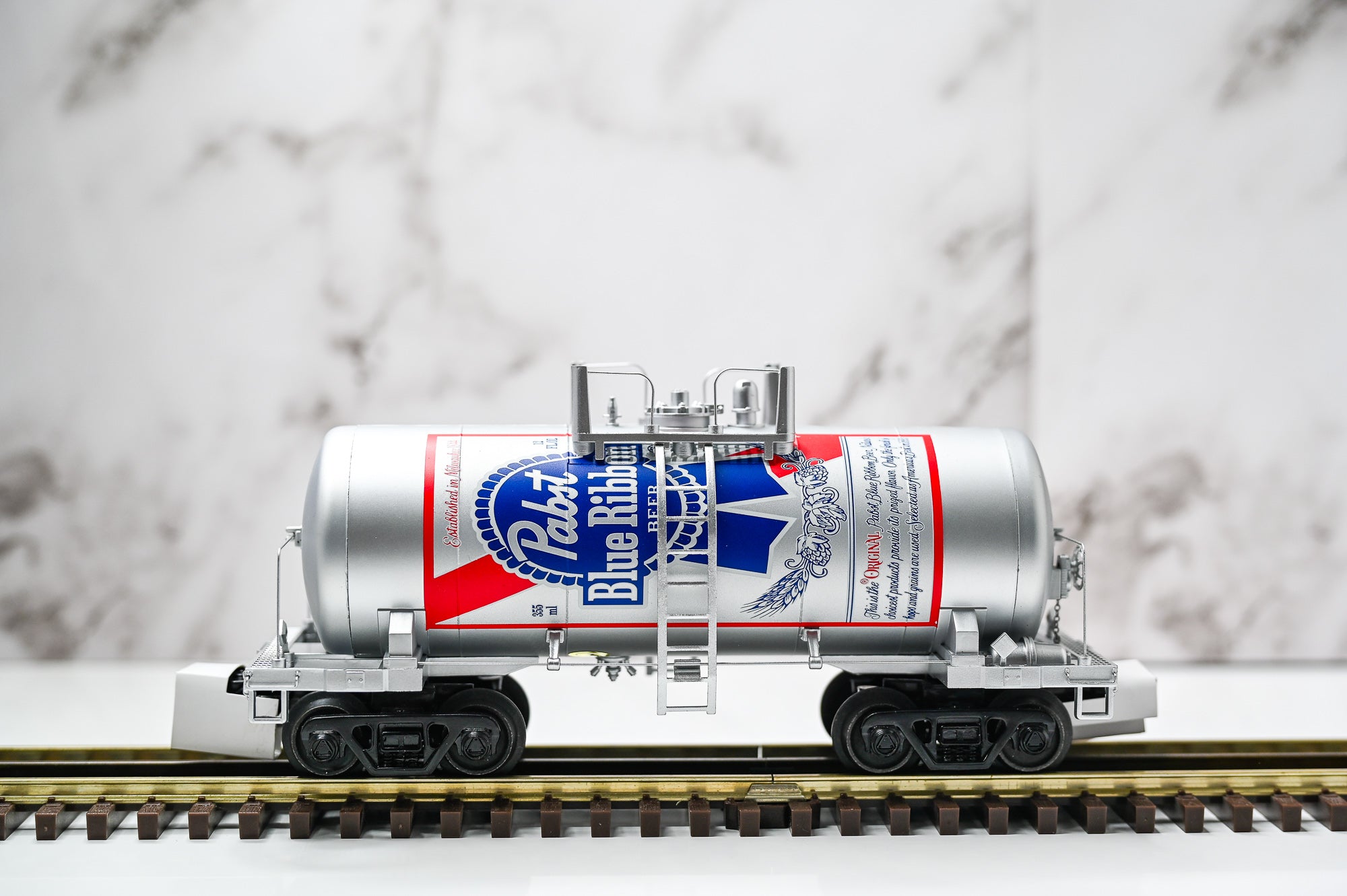 Atlas Pabst Blue Ribbon 8000 Gallon Tank Car PBRX 2014 | Premier | O Scale