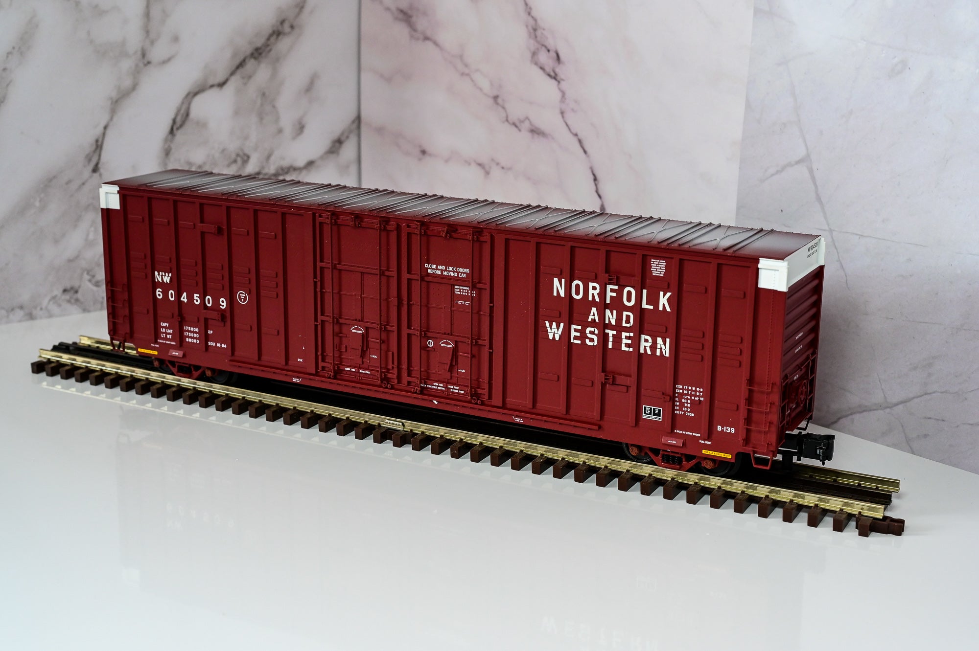Atlas Norfolk & Western Berwick 60’ Hy-Cube Box Car #604509 | Premier | O Scale