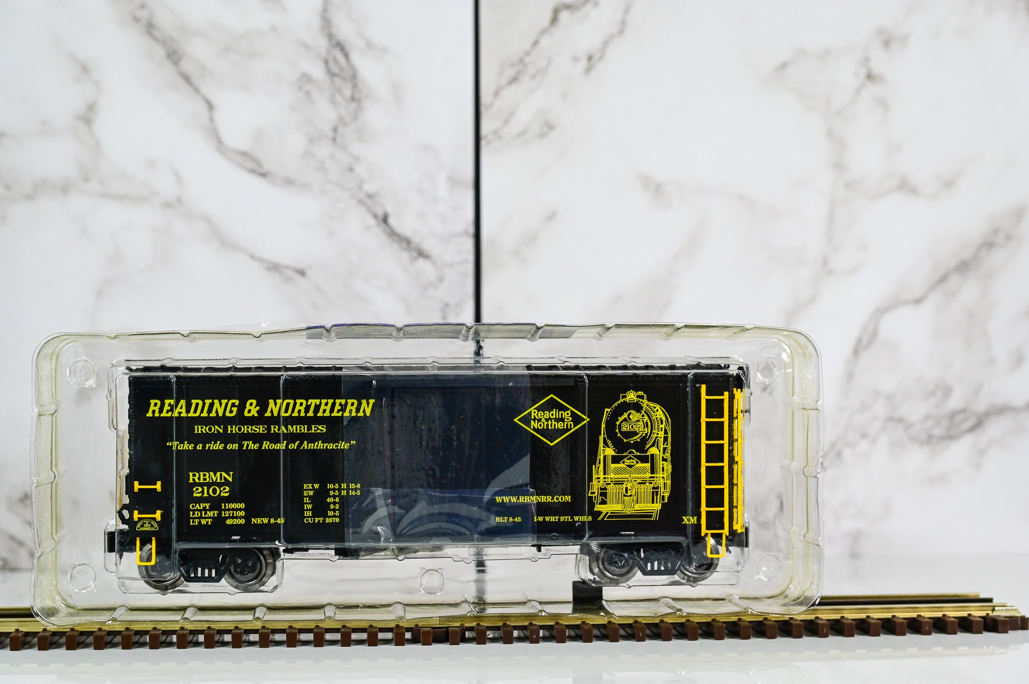 RMT Reading & Northern #2102 Black 40' PS-1 Boxcar | TrainMaster | O Scale