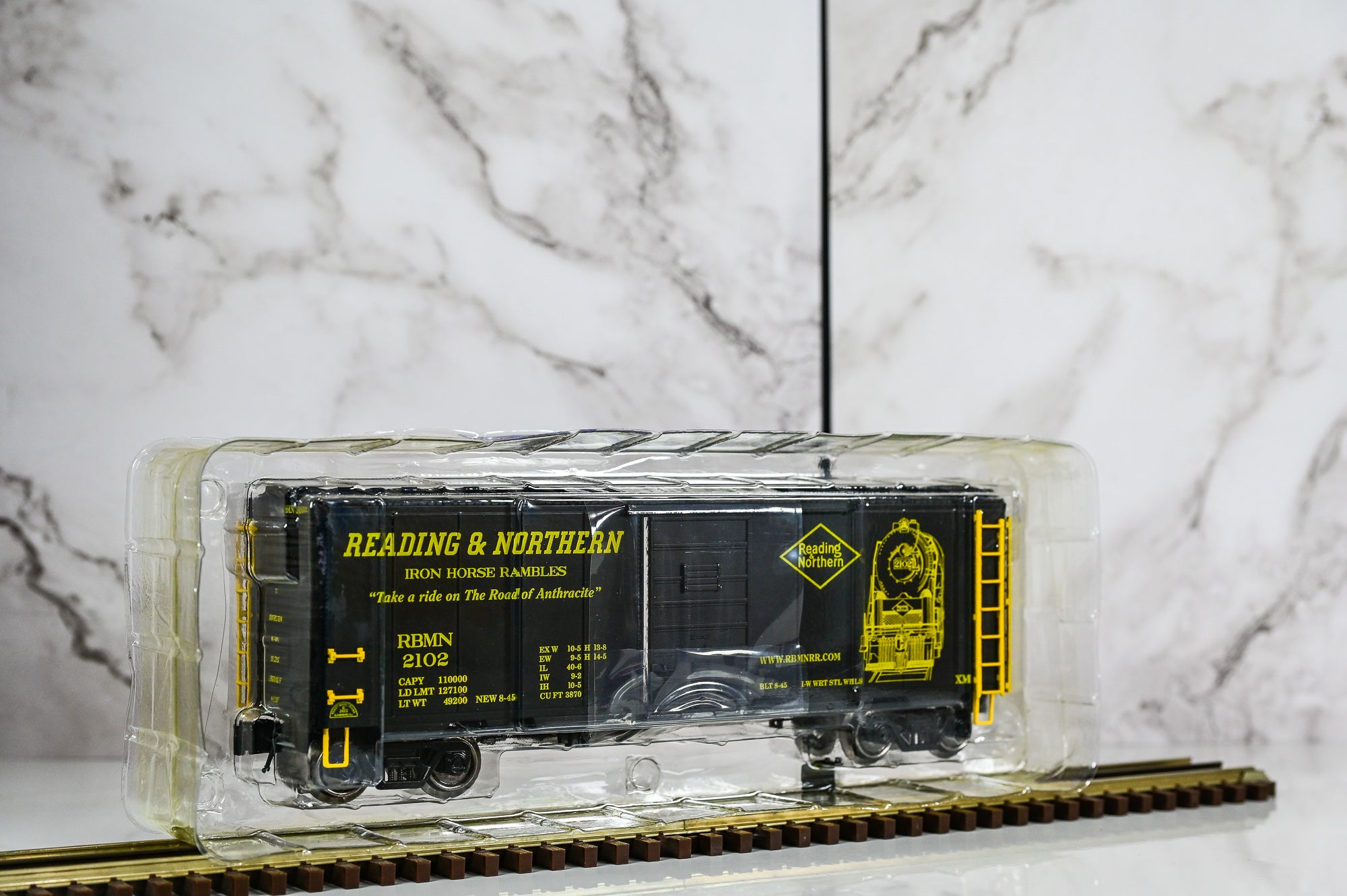 RMT Reading & Northern #2102 Black 40' PS-1 Boxcar | TrainMaster | O Scale