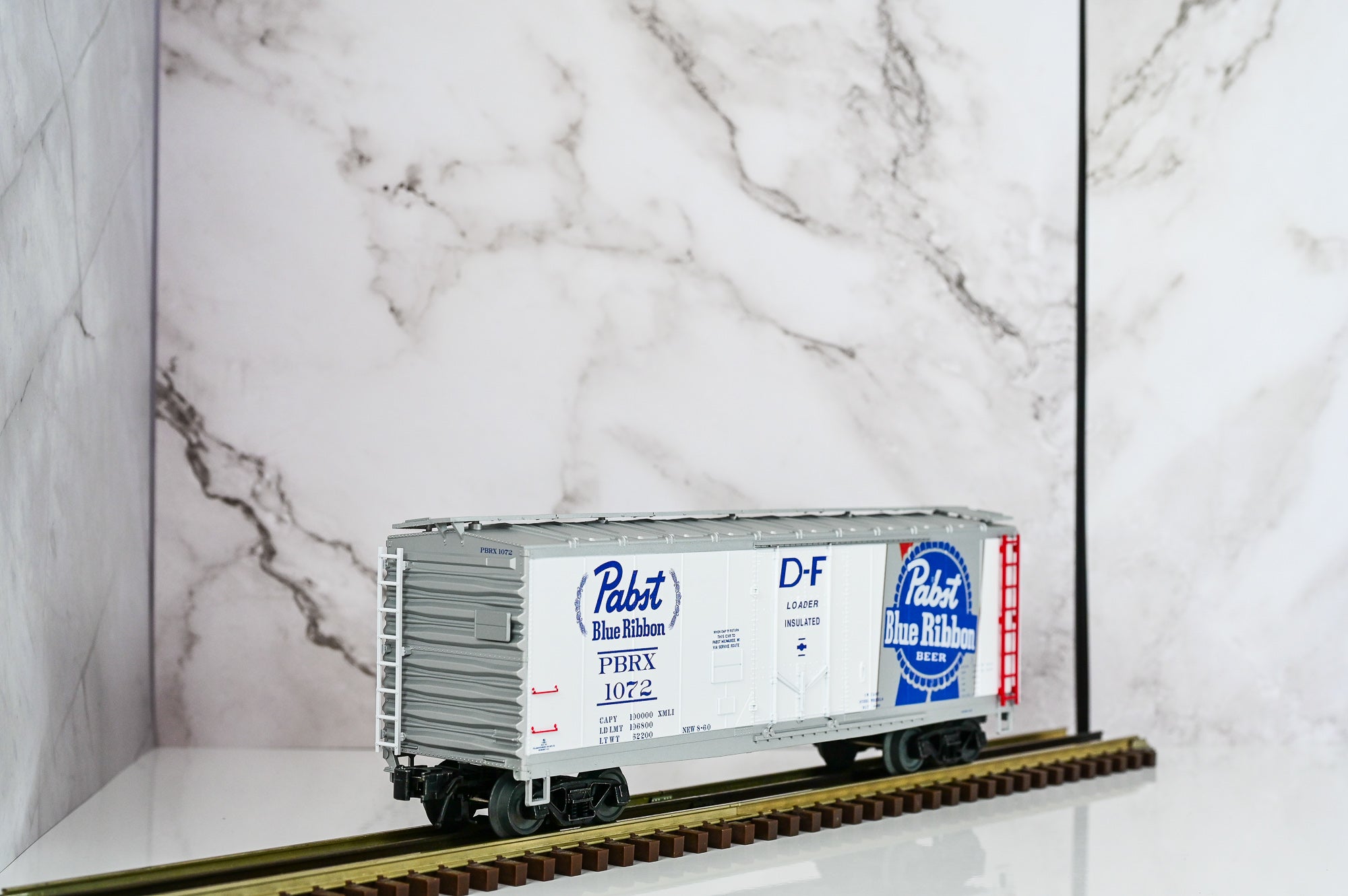 Atlas Trainman 40′ Plug Door Boxcar – Pabst Blue Ribbon | O Scale