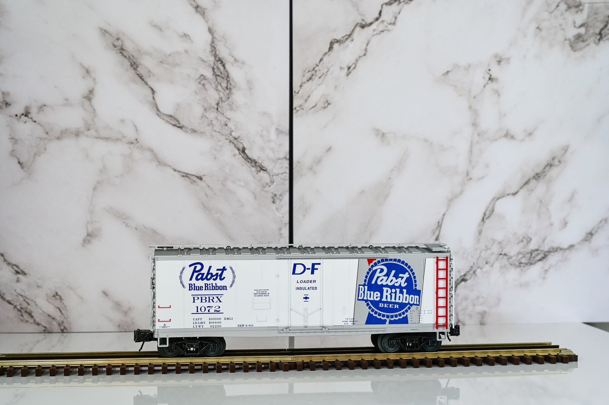 Atlas Trainman 40′ Plug Door Boxcar – Pabst Blue Ribbon | O Scale