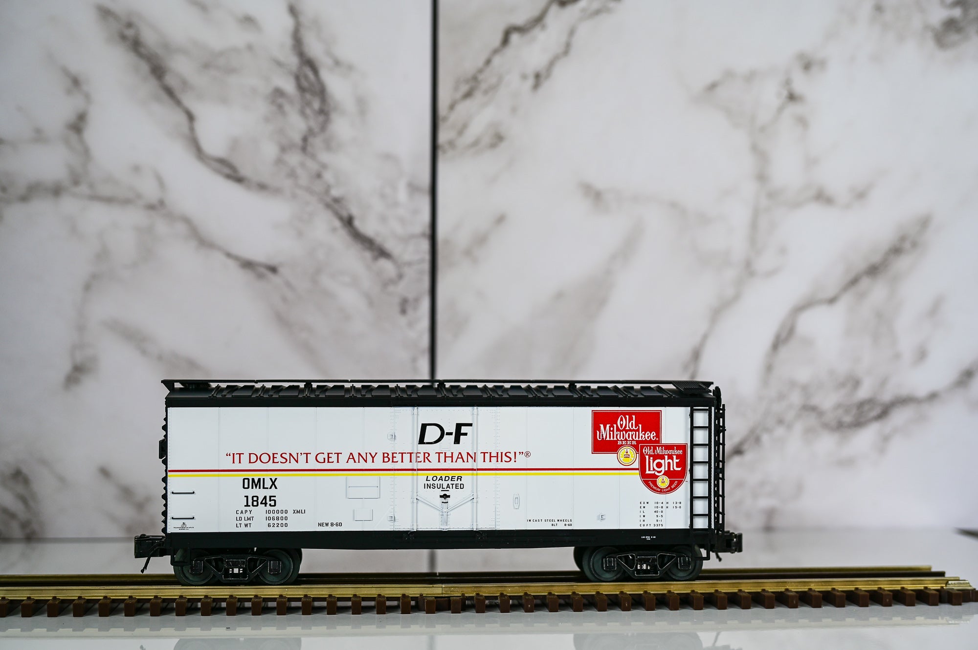 Atlas Trainman 40′ Plug Door Boxcar – Old Milwaukee Light | O Scale