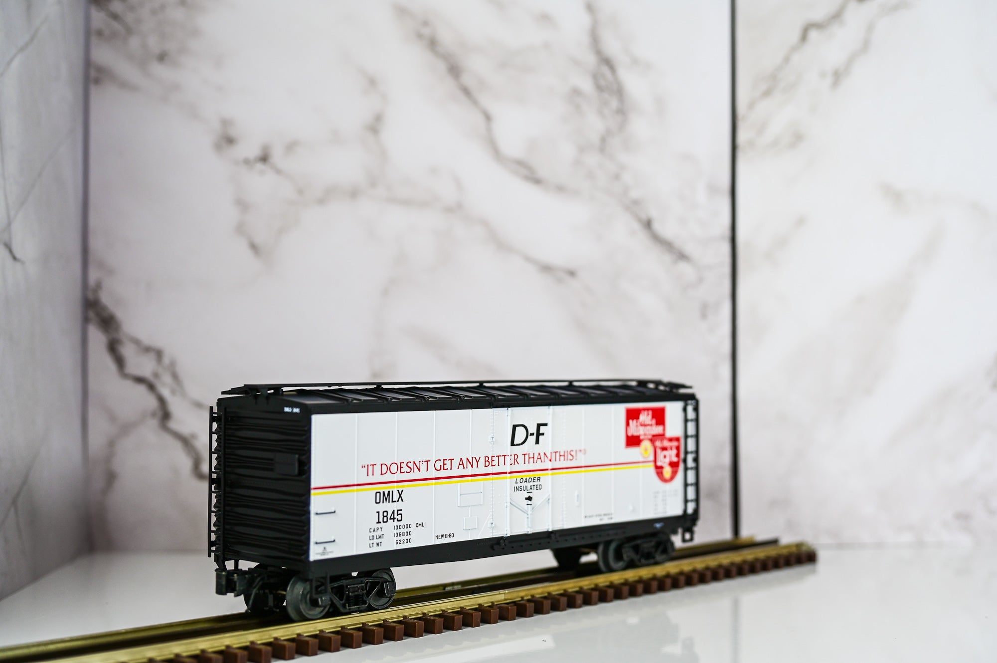 Atlas Trainman 40′ Plug Door Boxcar – Old Milwaukee Light | O Scale