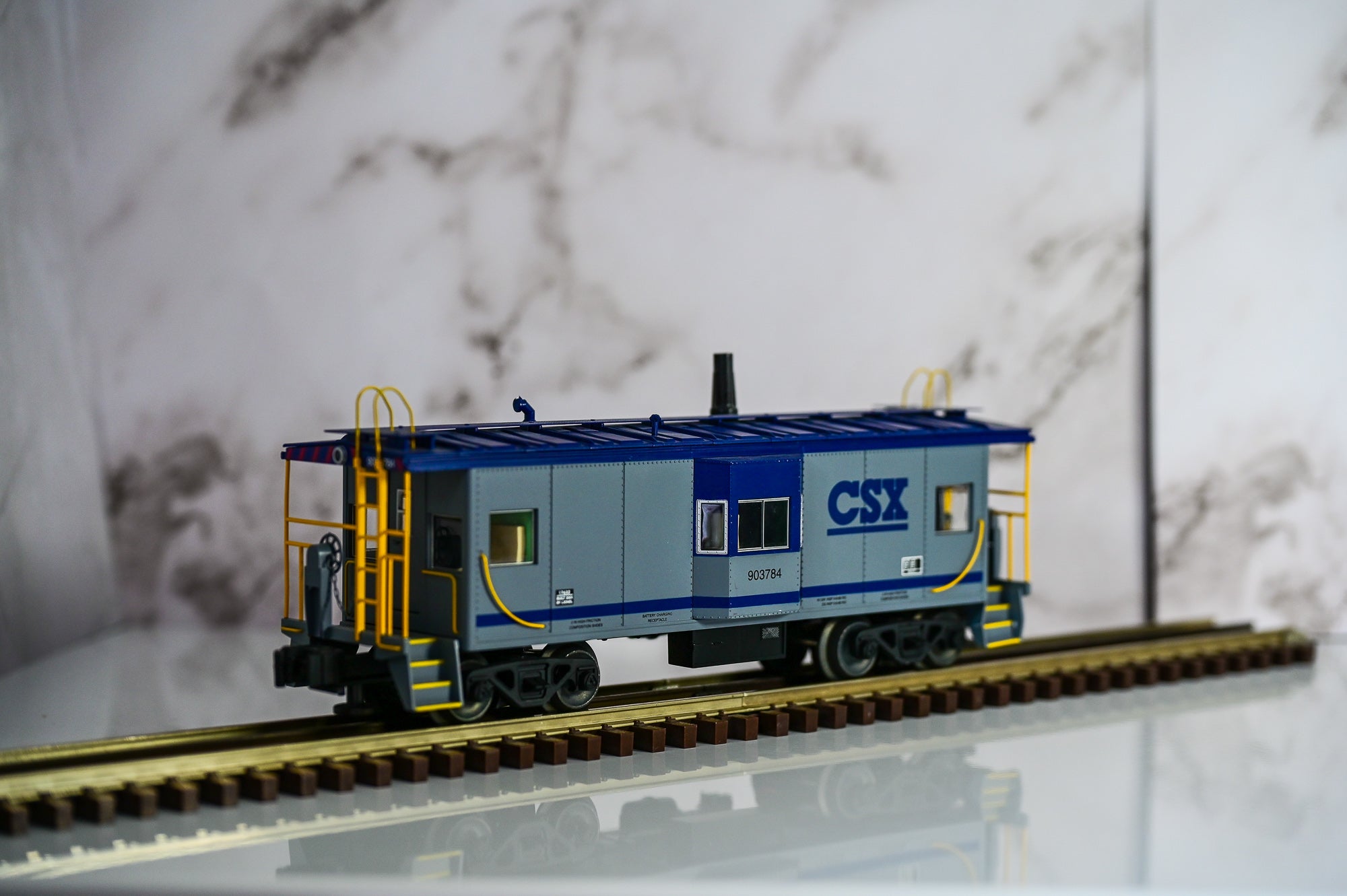 Lionel CSX Bay Window Caboose #903784 | Traditional | O Scale